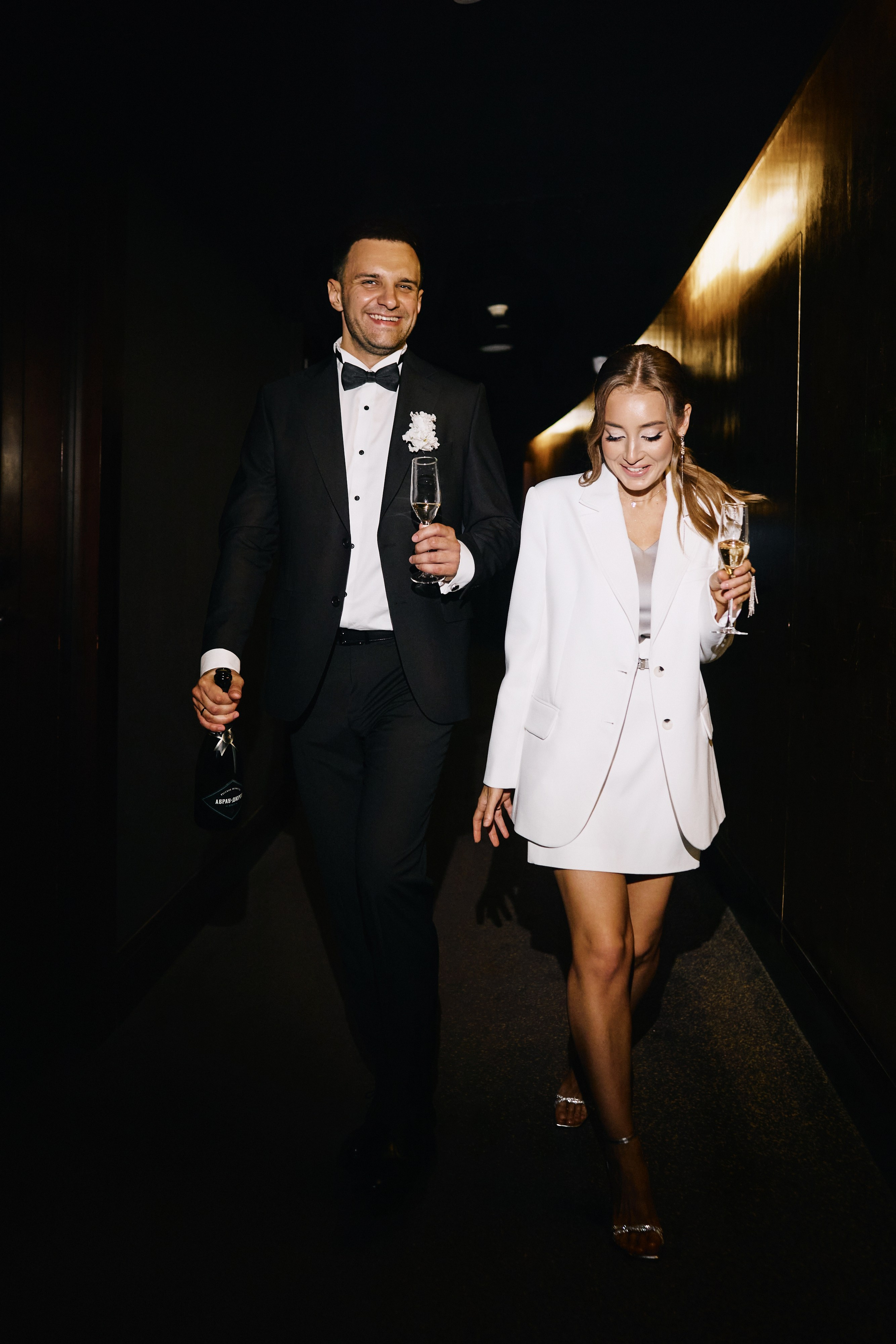 Свадебная фотосессия в Екатеринбурге: жених и невеста в отеле Хаятт Ридженси Екатеринбург, Hyatt Regency Ekaterinburg идут по коридору