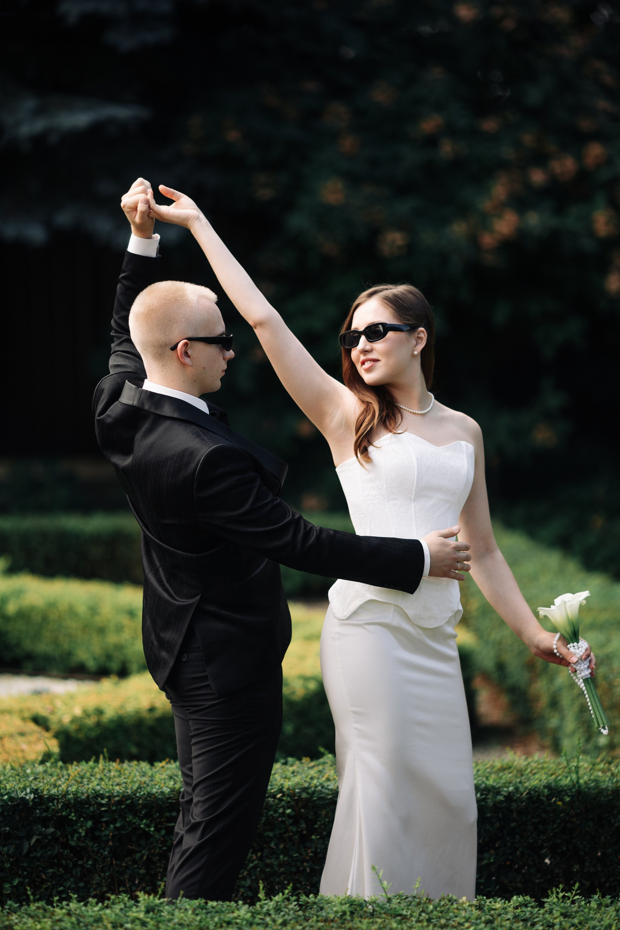 свадьба. кружит в танце невесту