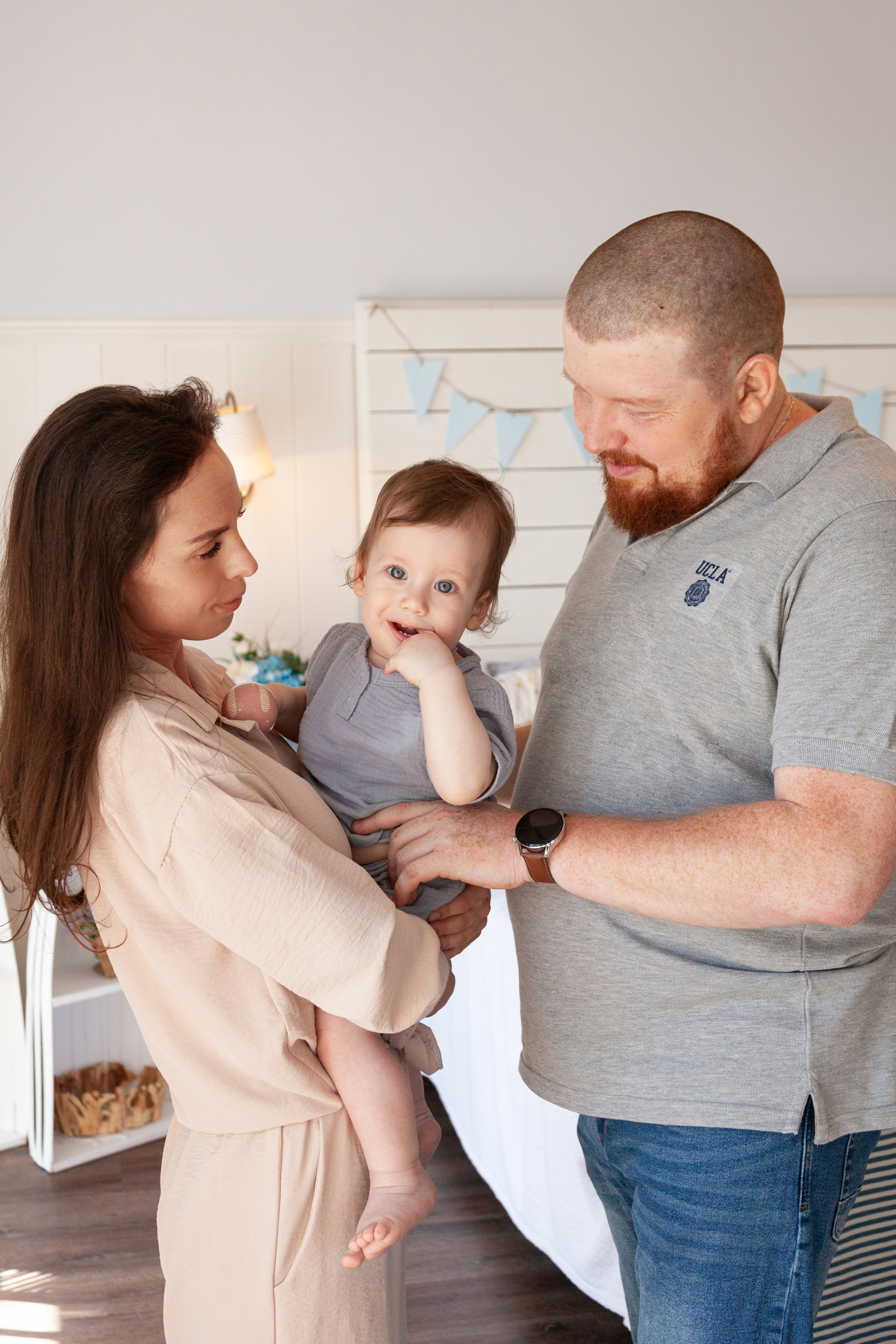 Студийная фотосессия годовасика с семьей. Детский и контент фотограф Надя Волкова Санкт-Петербург