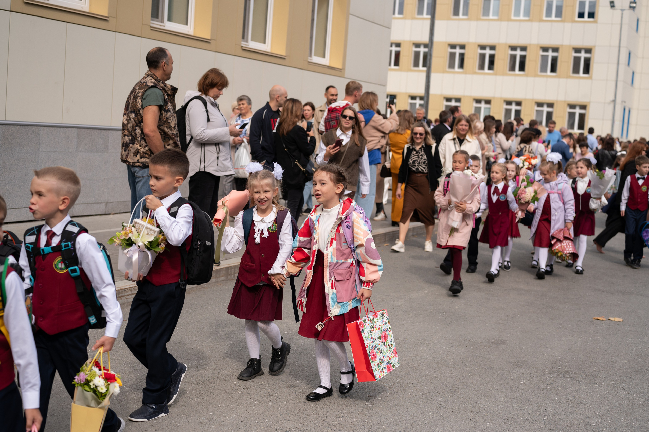 1 сентября 16 гимназия 2 класс (линейка + в классе+ на улице). Фотограф новорожденных, семейный детский в Тюмени Татьяна Морозова