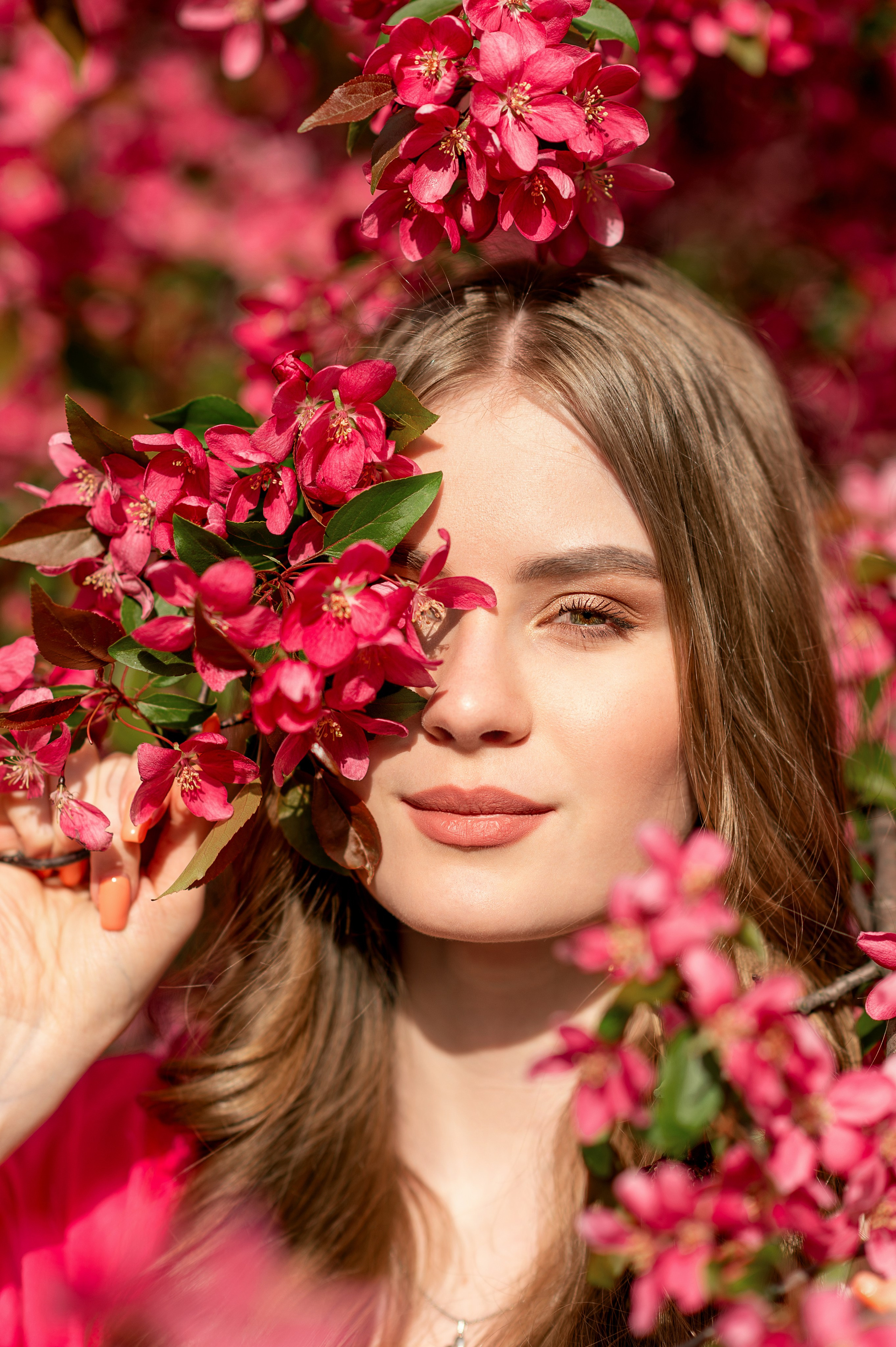 красивая молодая девушка в розовом цветении яблони в Екатерининском саду 