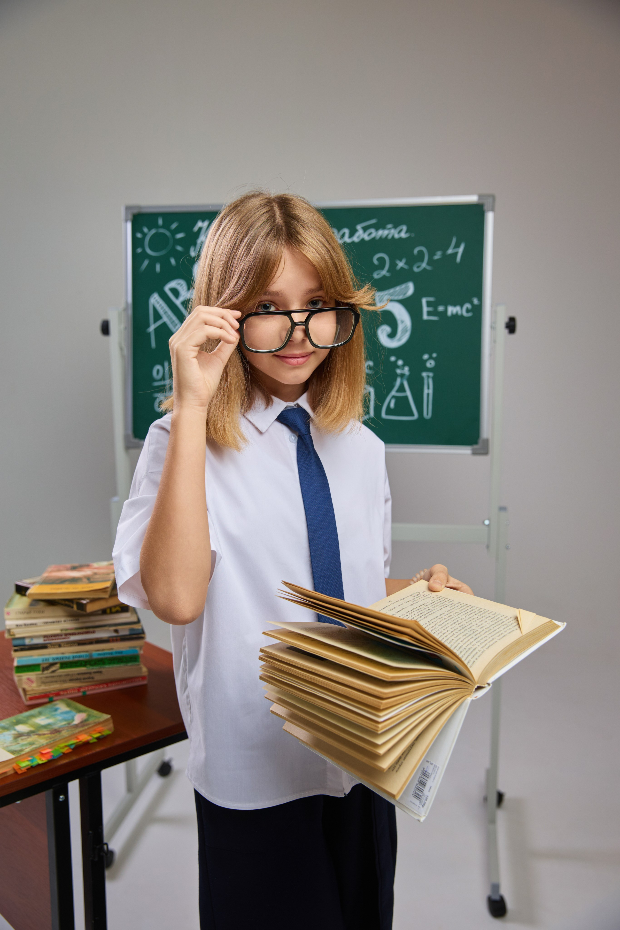 Выпускные альбомы для младших классов в Красноярске от AlbomKras 📚👶. AlbomKras -выпускные альбомы Красноярска с авторским дизайном и качественной фотосъемкой! ⭐⭐⭐⭐⭐ 5.0