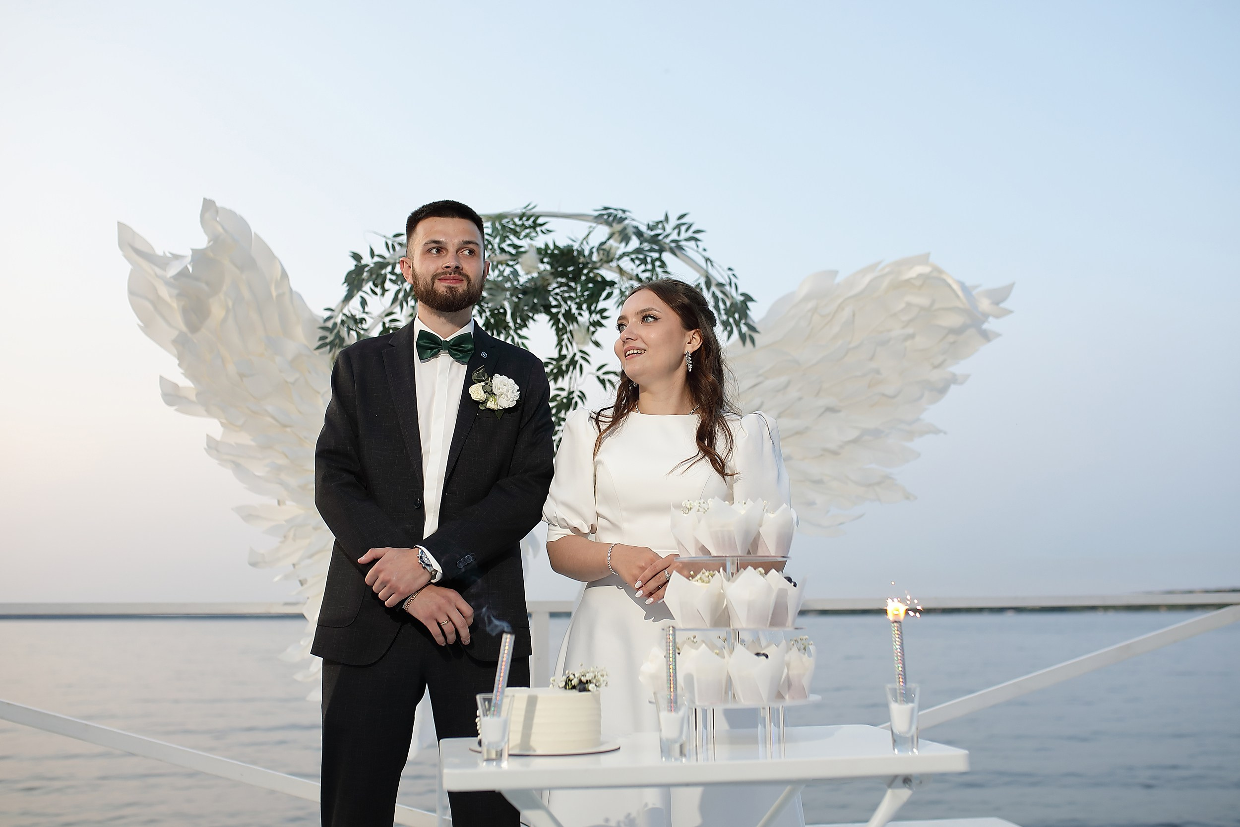торт и молодожены  фотограф Полянская Анастасия Екатеринбург