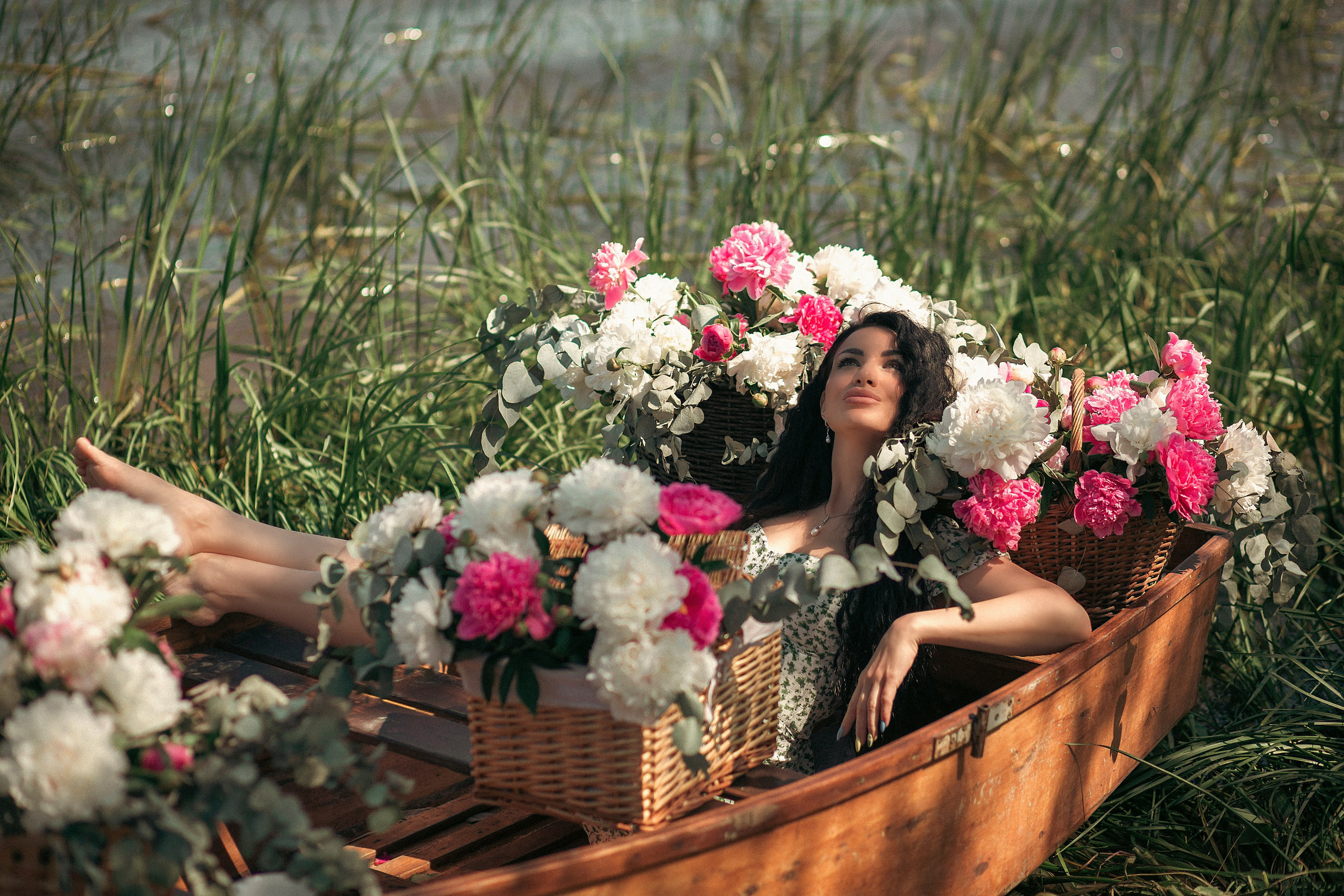 Лодка с пионами. Фотограф Ольга Бобб Нижний Новгород