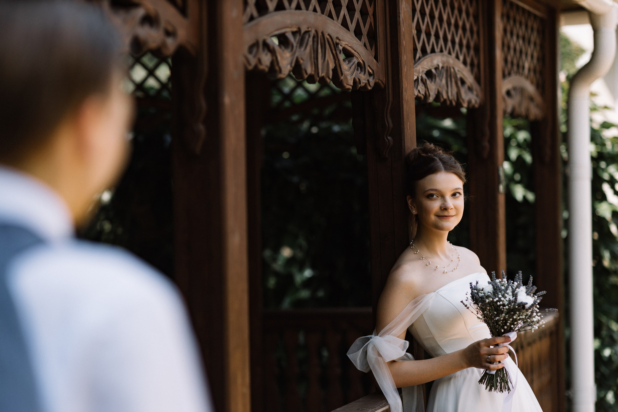 Портрет жениха и невесты на фоне стеклянной стены с отражением.