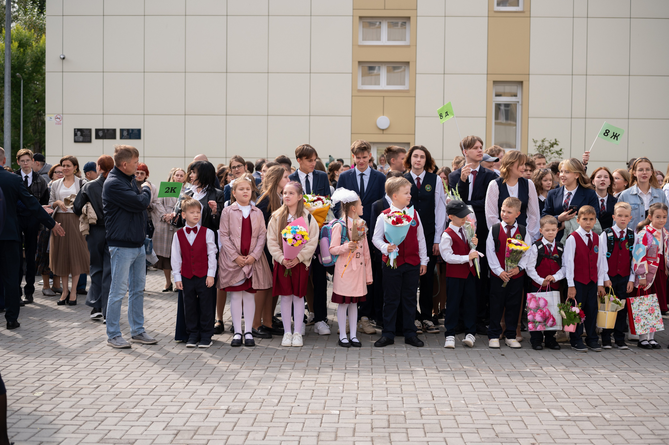 1 сентября 16 гимназия 2 класс (линейка + в классе+ на улице). Фотограф новорожденных, семейный детский в Тюмени Татьяна Морозова