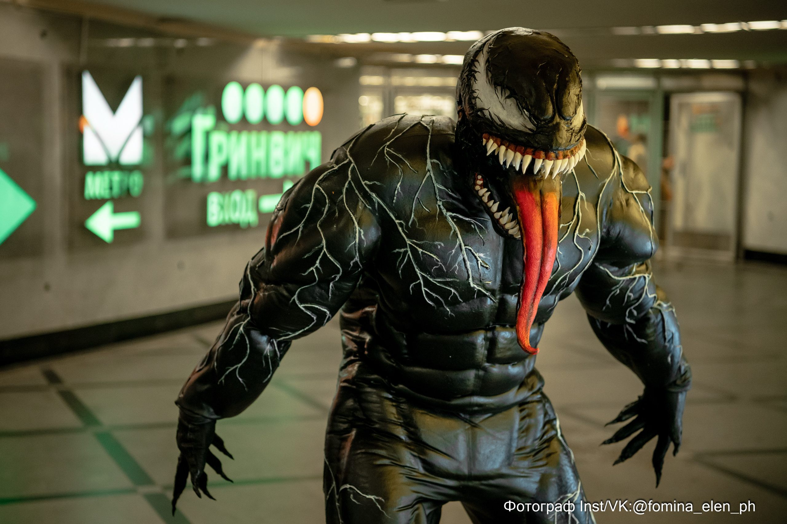Человек паук и Веном в метро ЕКБ. Фомина Елена Свадебный и семейный фотограф