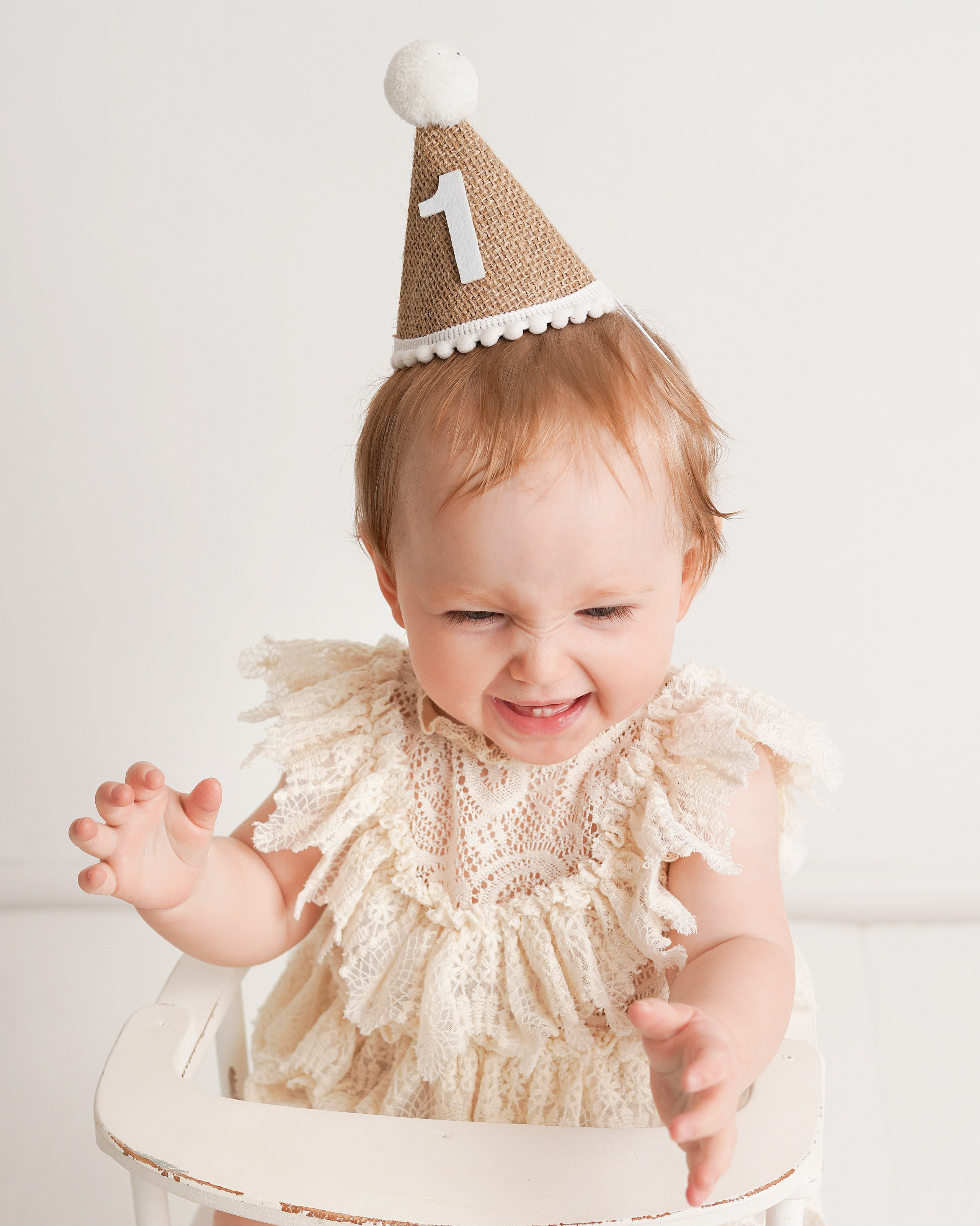 У фотографа есть прикольный колпачок для именинников первого годика.