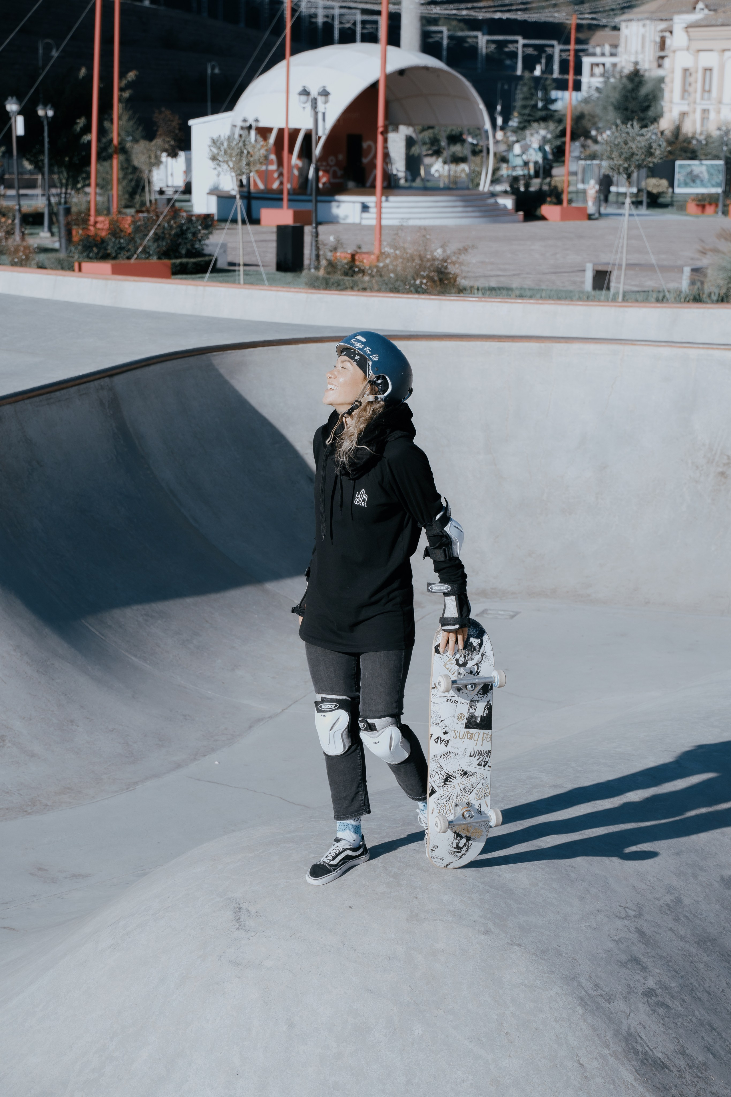Фотография девушки стоящий по середине скейт парка 