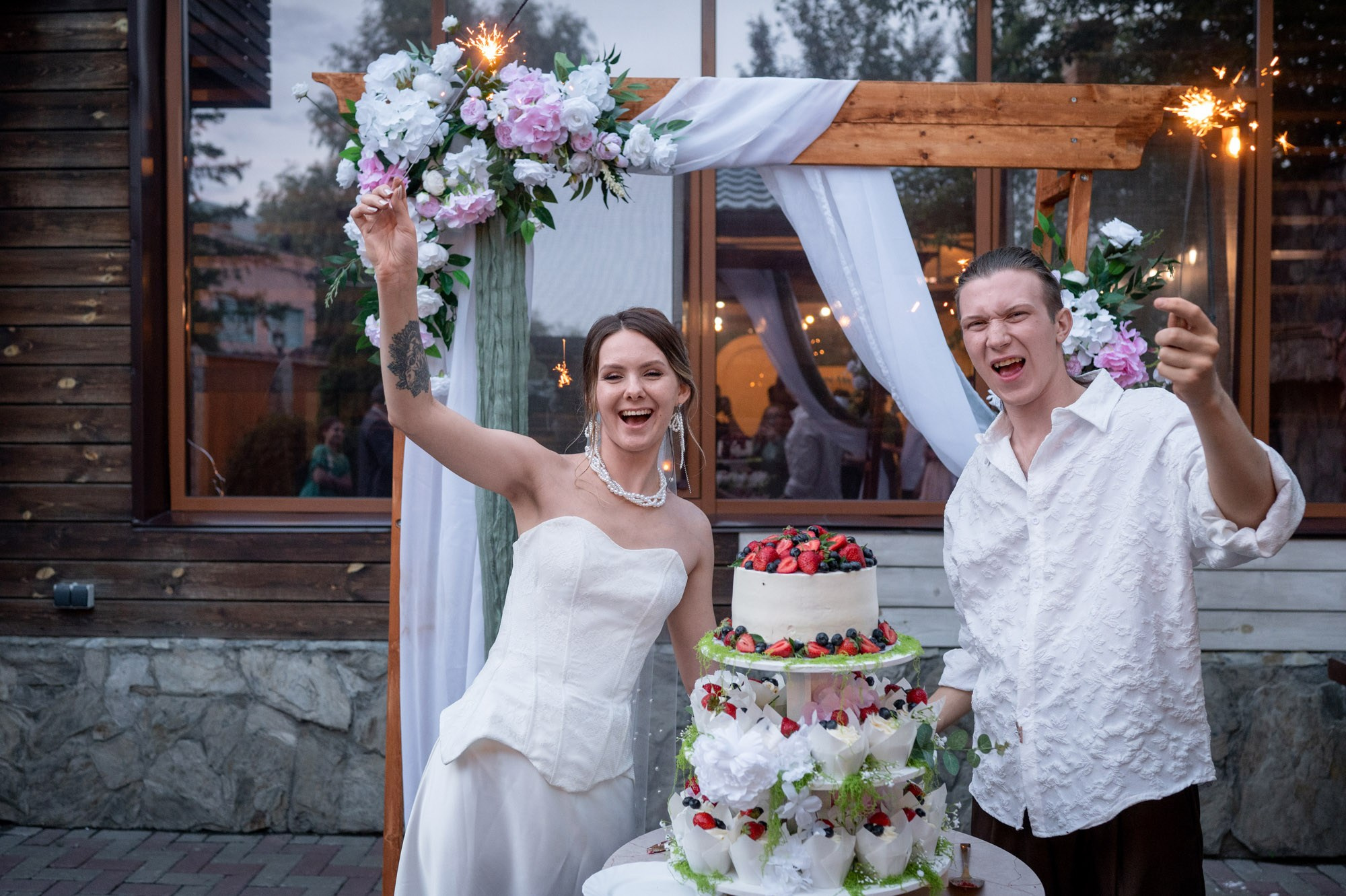 Влад и Кристина, камерная свадьба творческих ребят. Свадебный и портретный фотограф в Омске Матвей Краузе