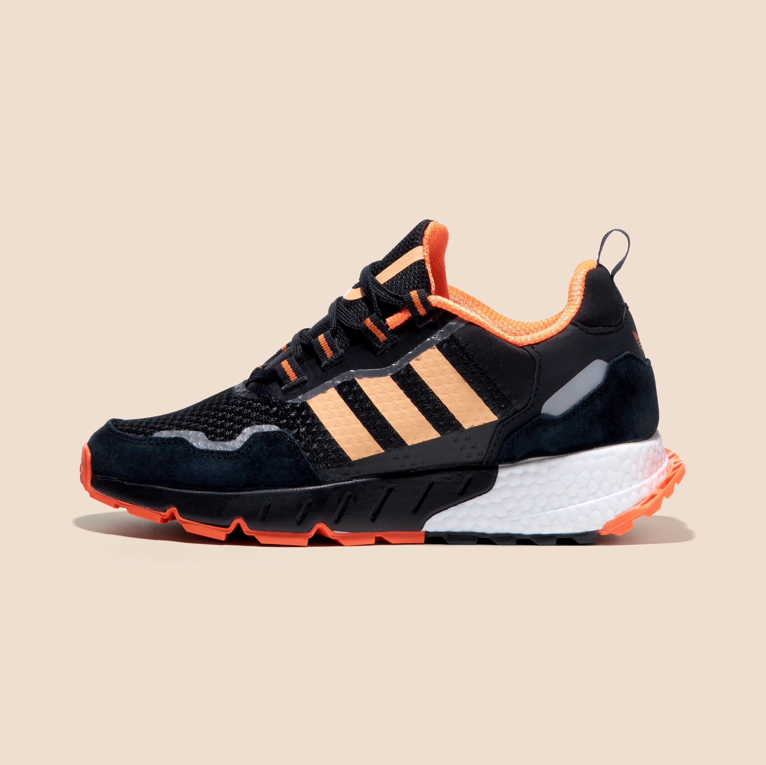 Фото кроссовок для каталога, каталог под обтравку, каталог на белом фоне, фотосъёмка обуви для сайта, фотография кроссовки чёрные мужские, предметный фотограф СПб, фотограф для маркетплейсов в СПб, фотограф для каталога СПб