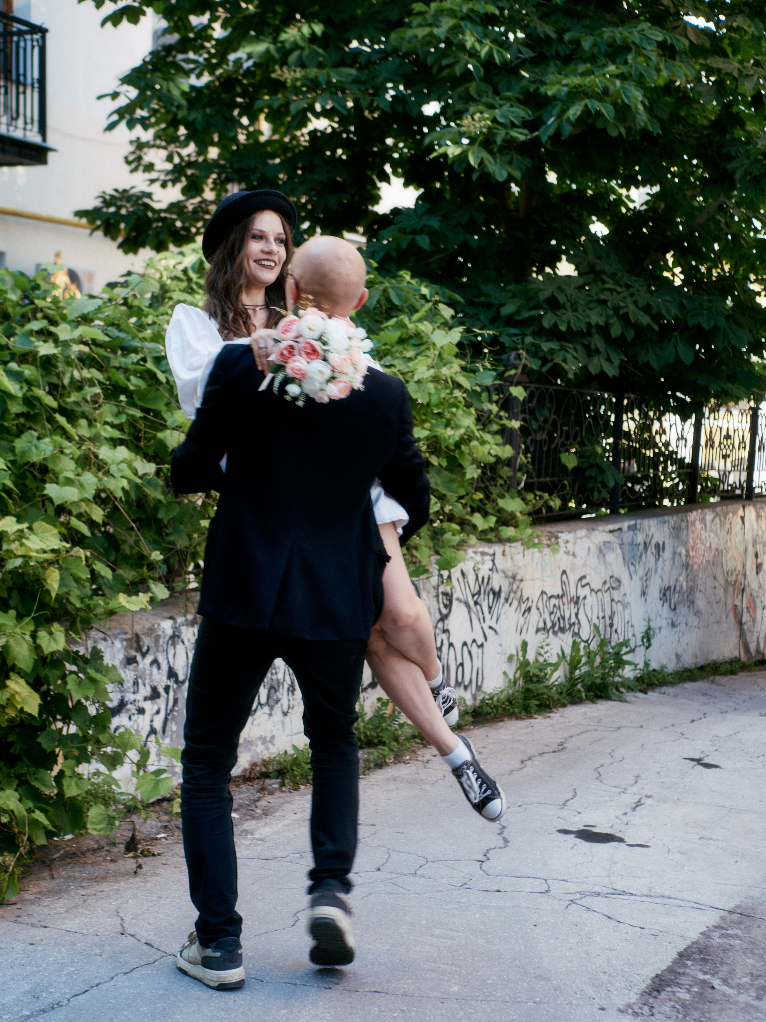 Девушка с цветочным букетом, наслаждающаяся прогулкой