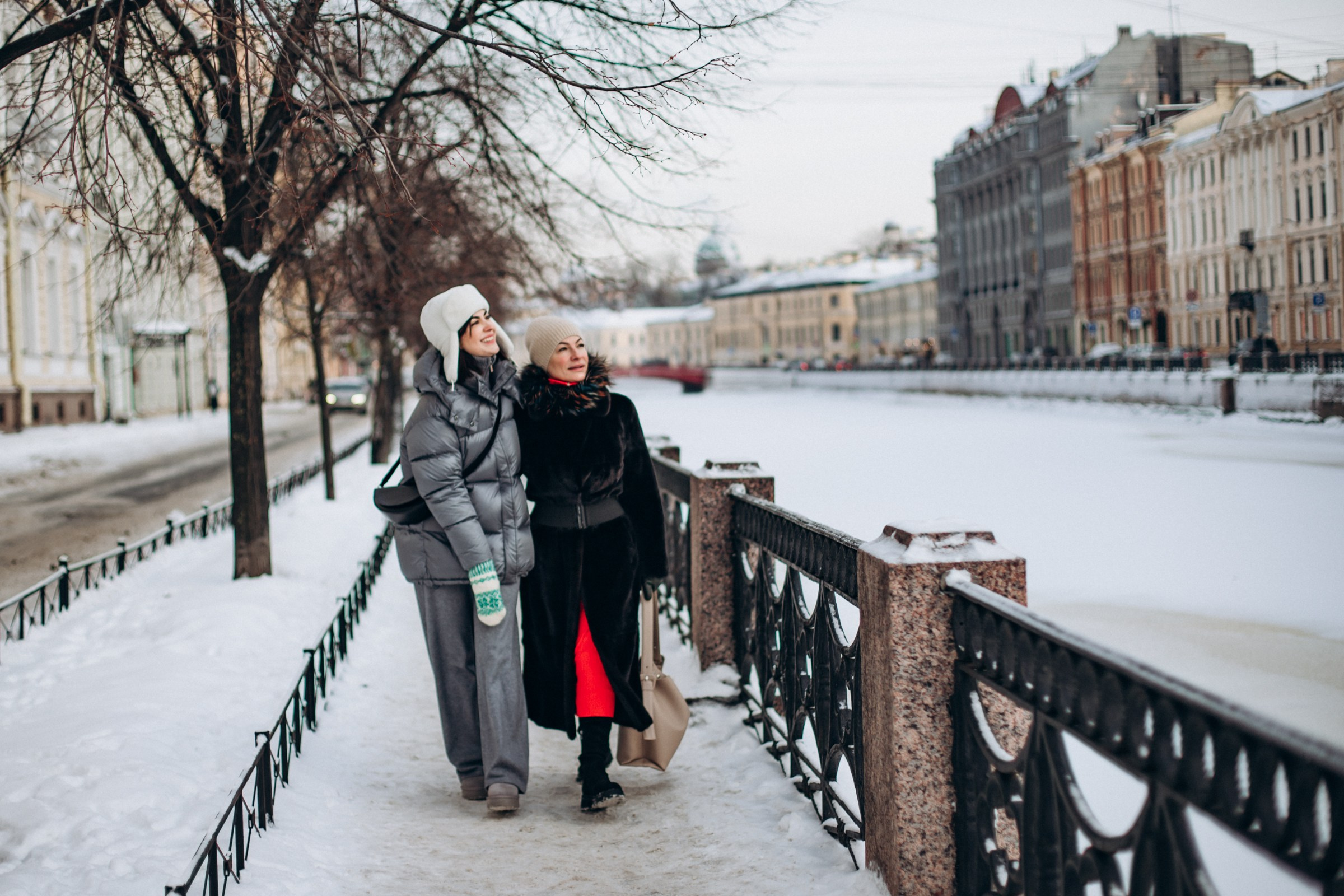 Мария с мамой в январе. Фотопрогулка в Петербурге. Индивидуальный и семейный фотограф в Санкт-Петербурге