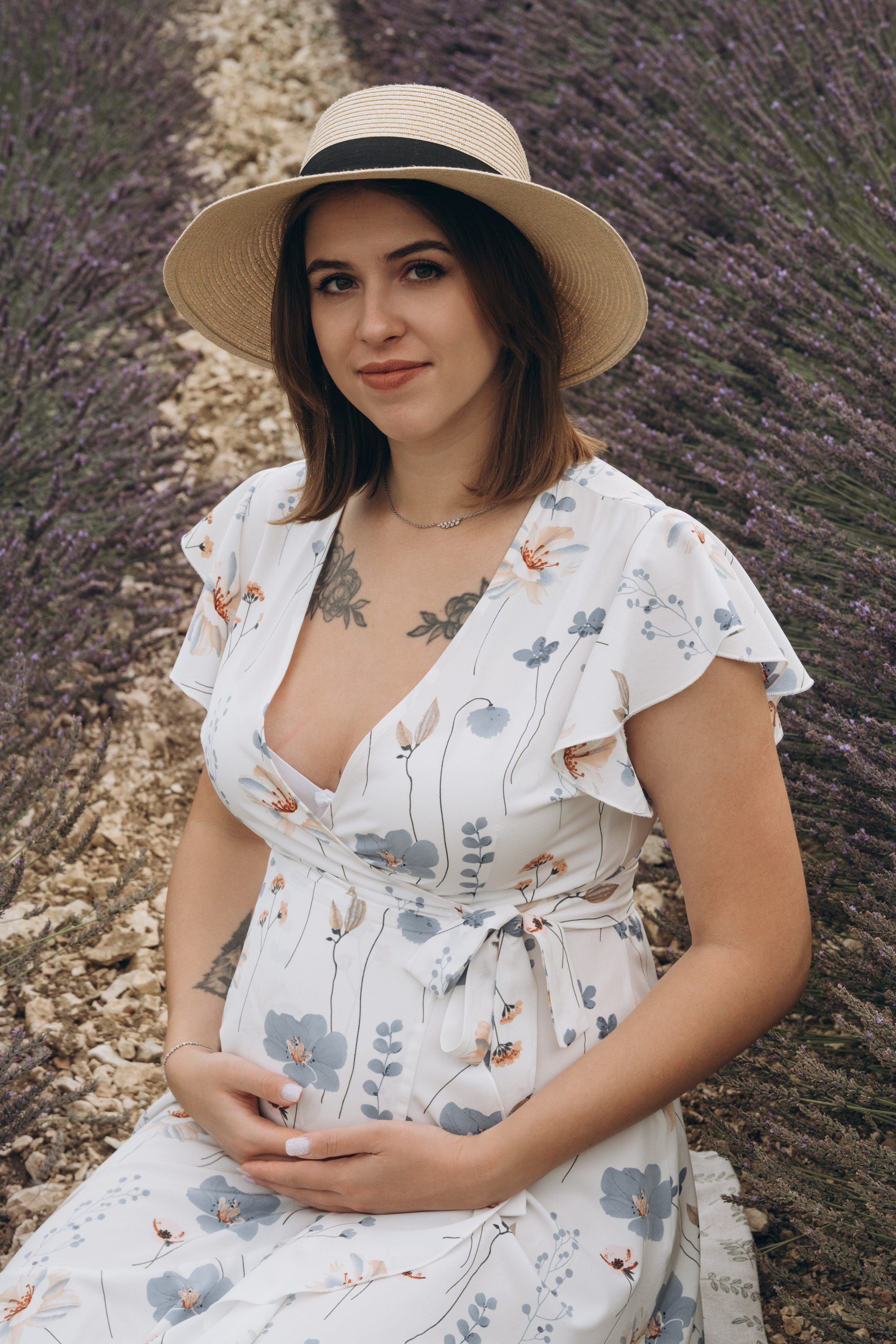 Portrait de femme enceinte au chapeau de paille, séance grossesse en Provence