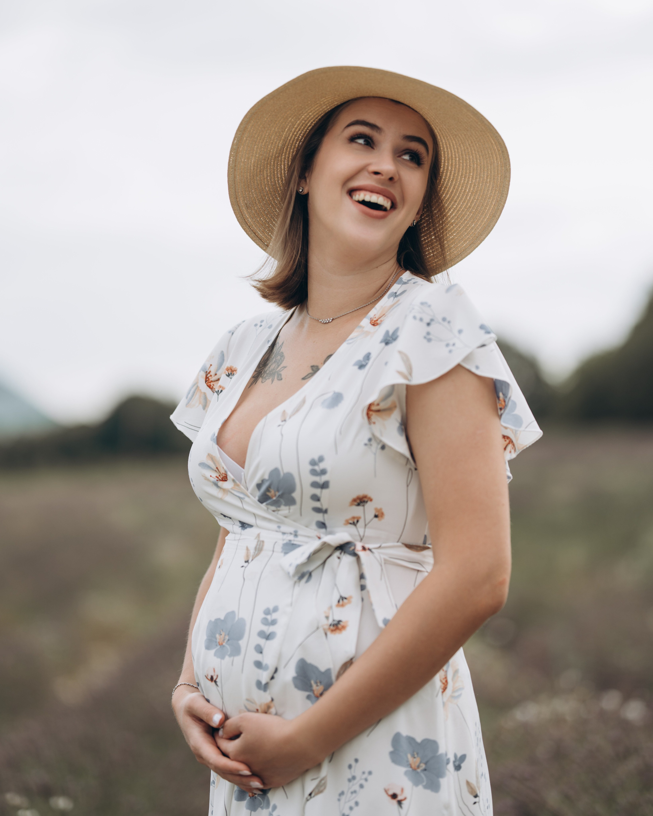 Grossesse dans la lavande. Photographe à Nîmes — portraits doux, sincères et lumineux