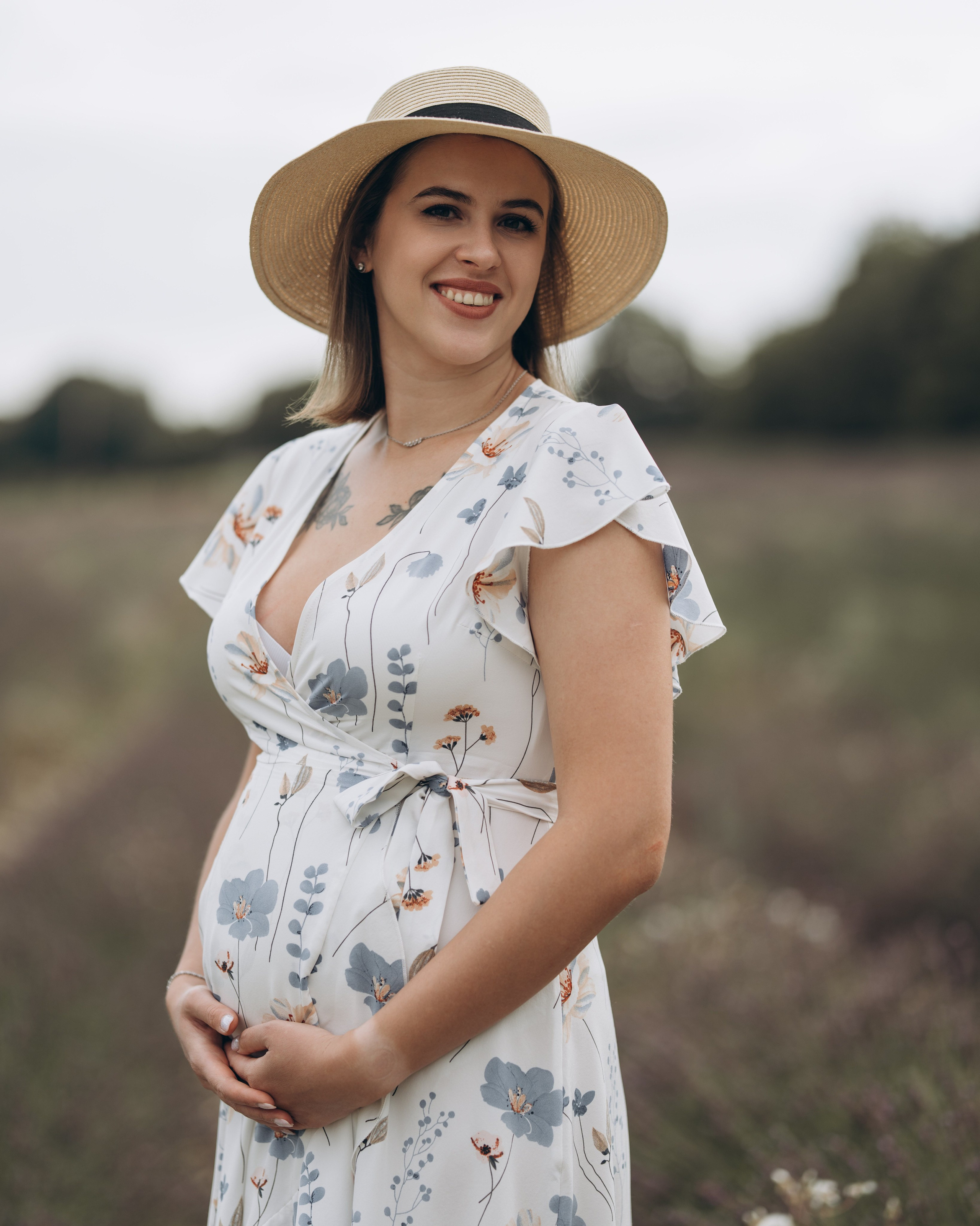 Grossesse dans la lavande. Photographe à Nîmes — portraits doux, sincères et lumineux