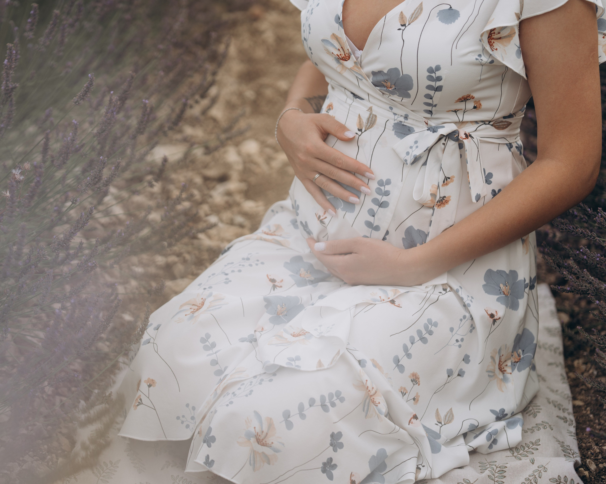 Future maman en robe fleurie, séance grossesse en extérieur dans le Gard