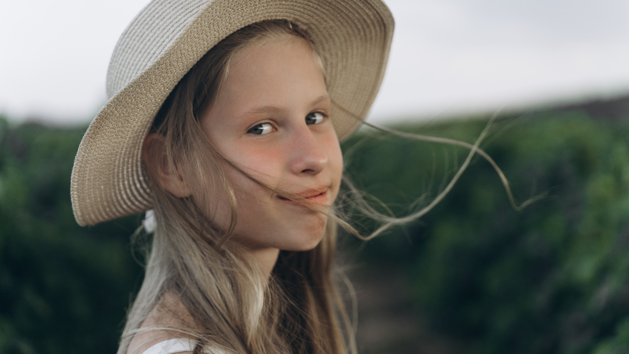 Portrait de petite fille au chapeau de paille dans un champ, Provence