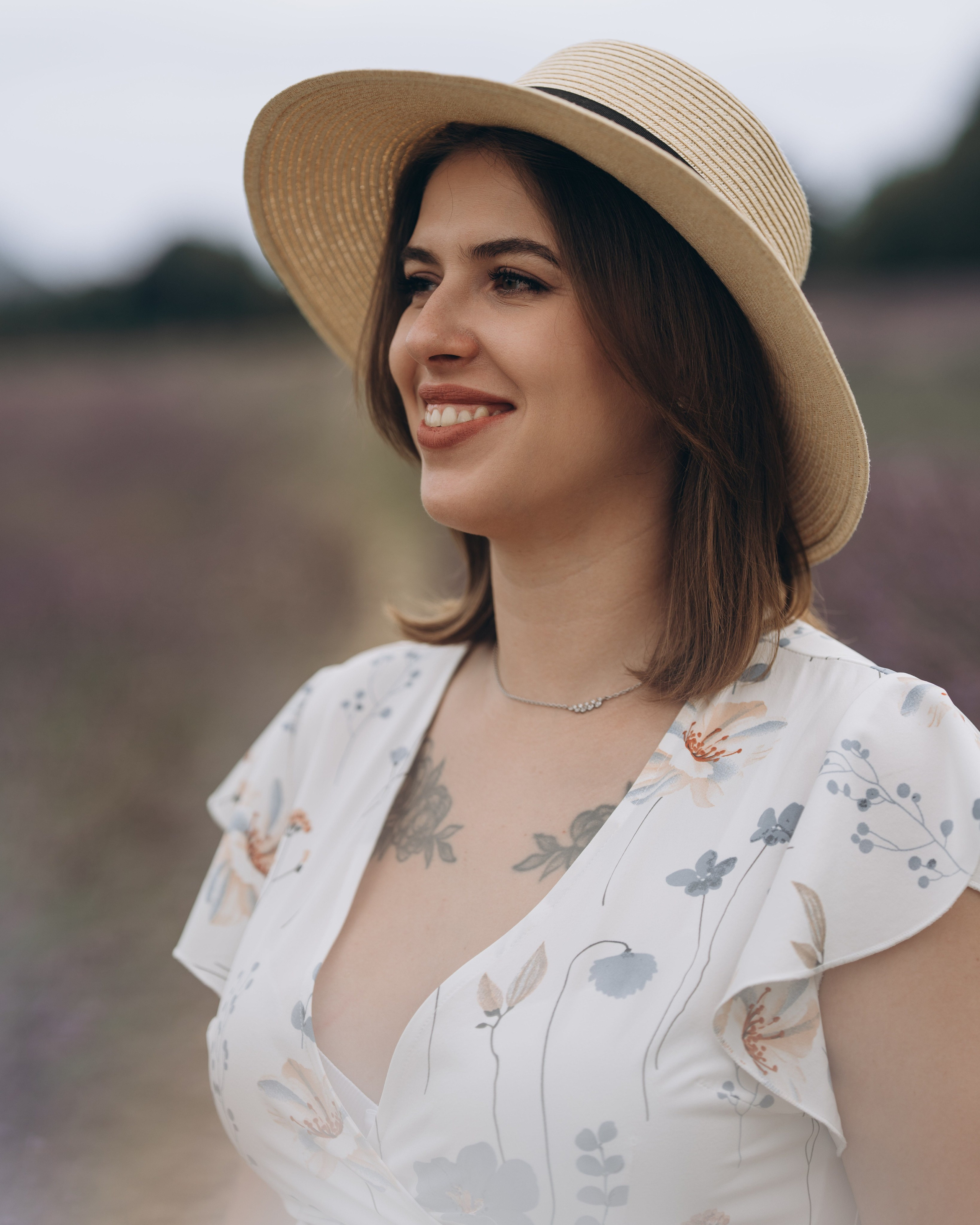 Portrait souriant de femme enceinte au chapeau, séance grossesse en extérieur, Provence