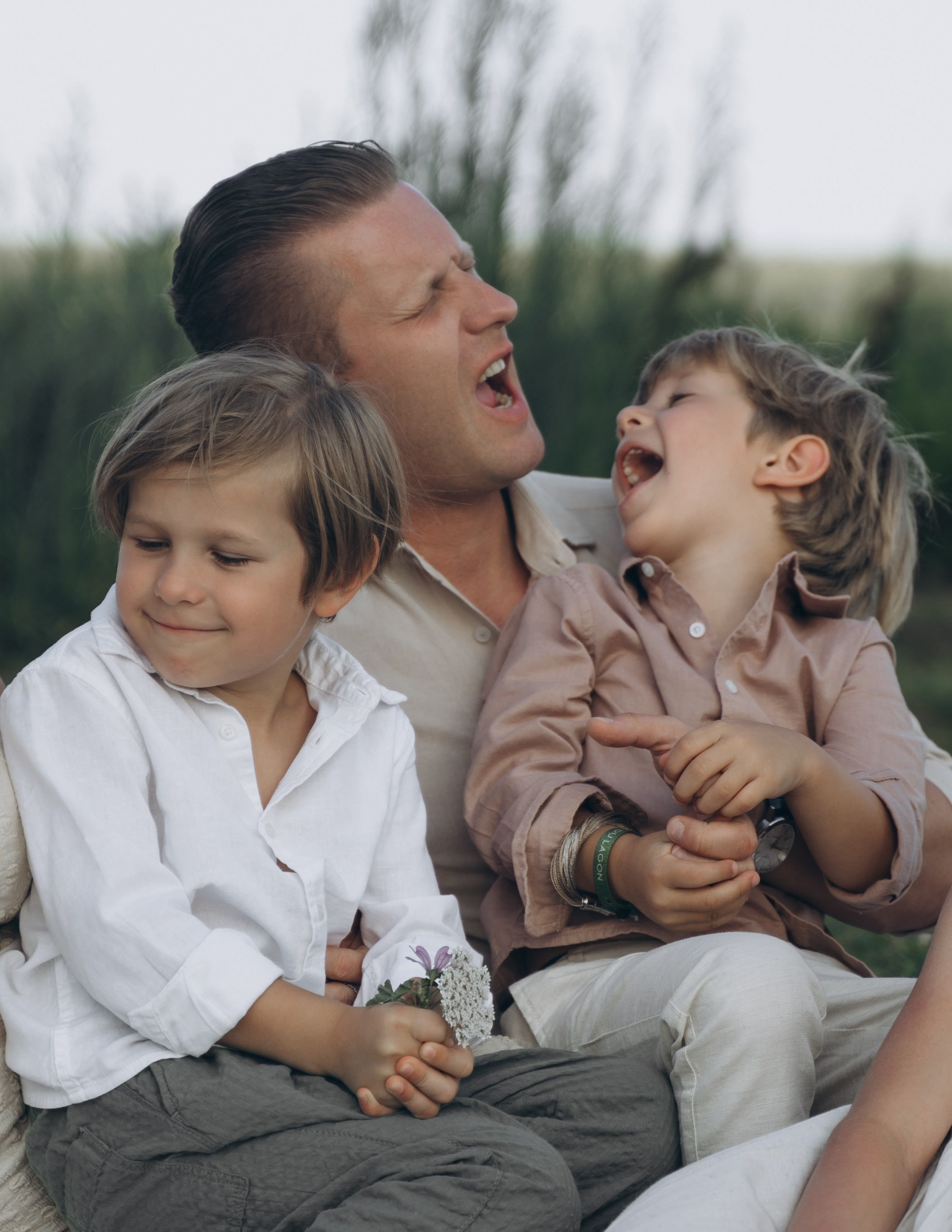 Père et ses enfants assis dans un champ au coucher du soleil, Provence