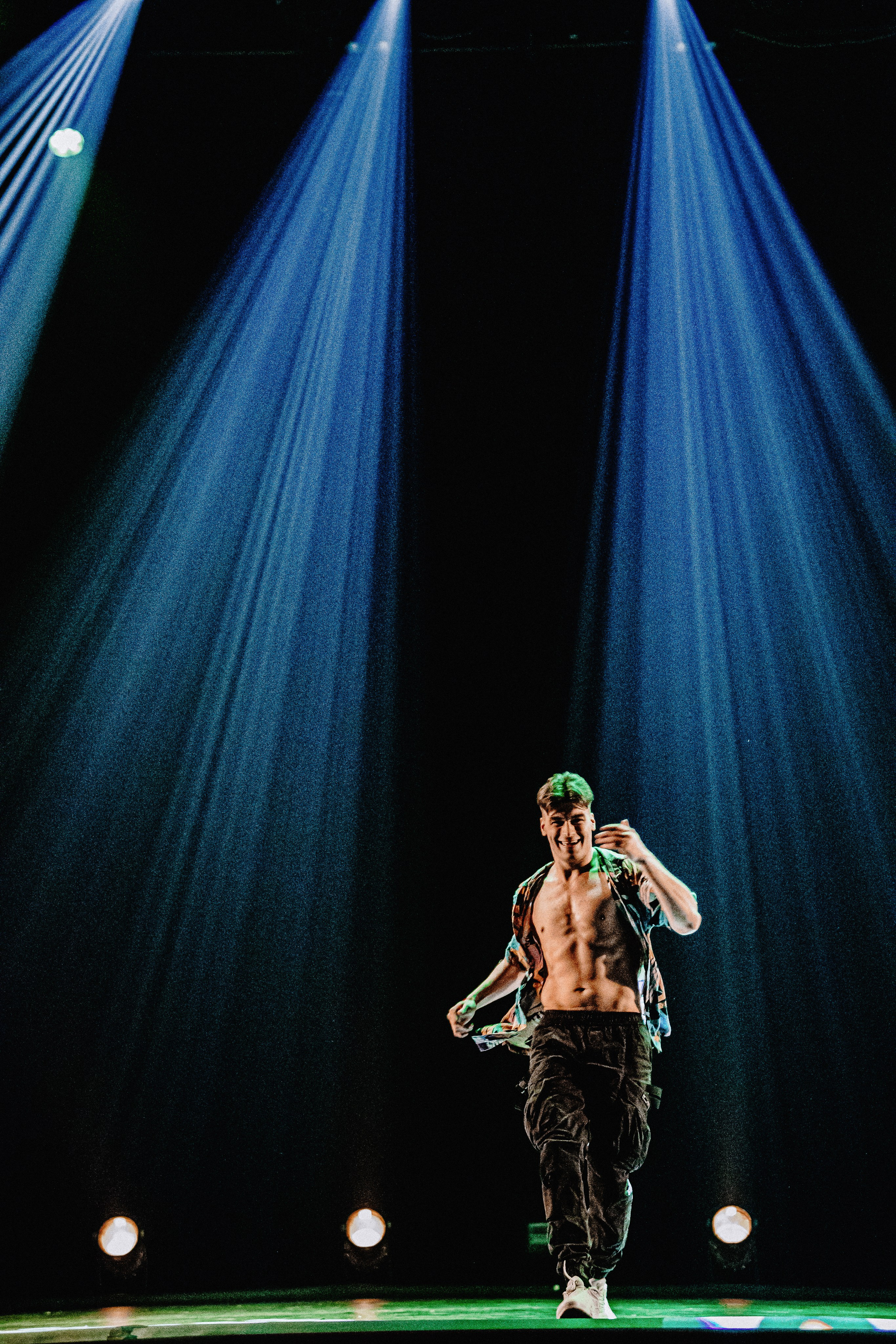 Шоу «Под дождём» 03 / 2025. ФОТОГРАФ ЕКАТЕРИНБУРГ