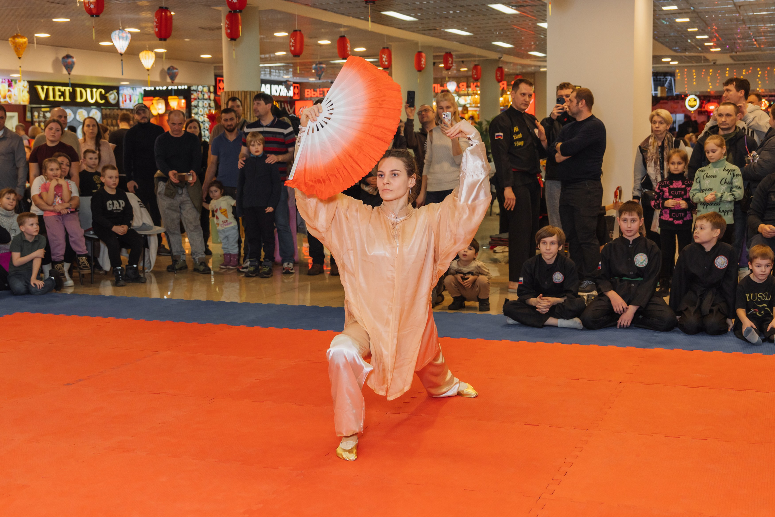 девушка демонстрирует восточные единоборства