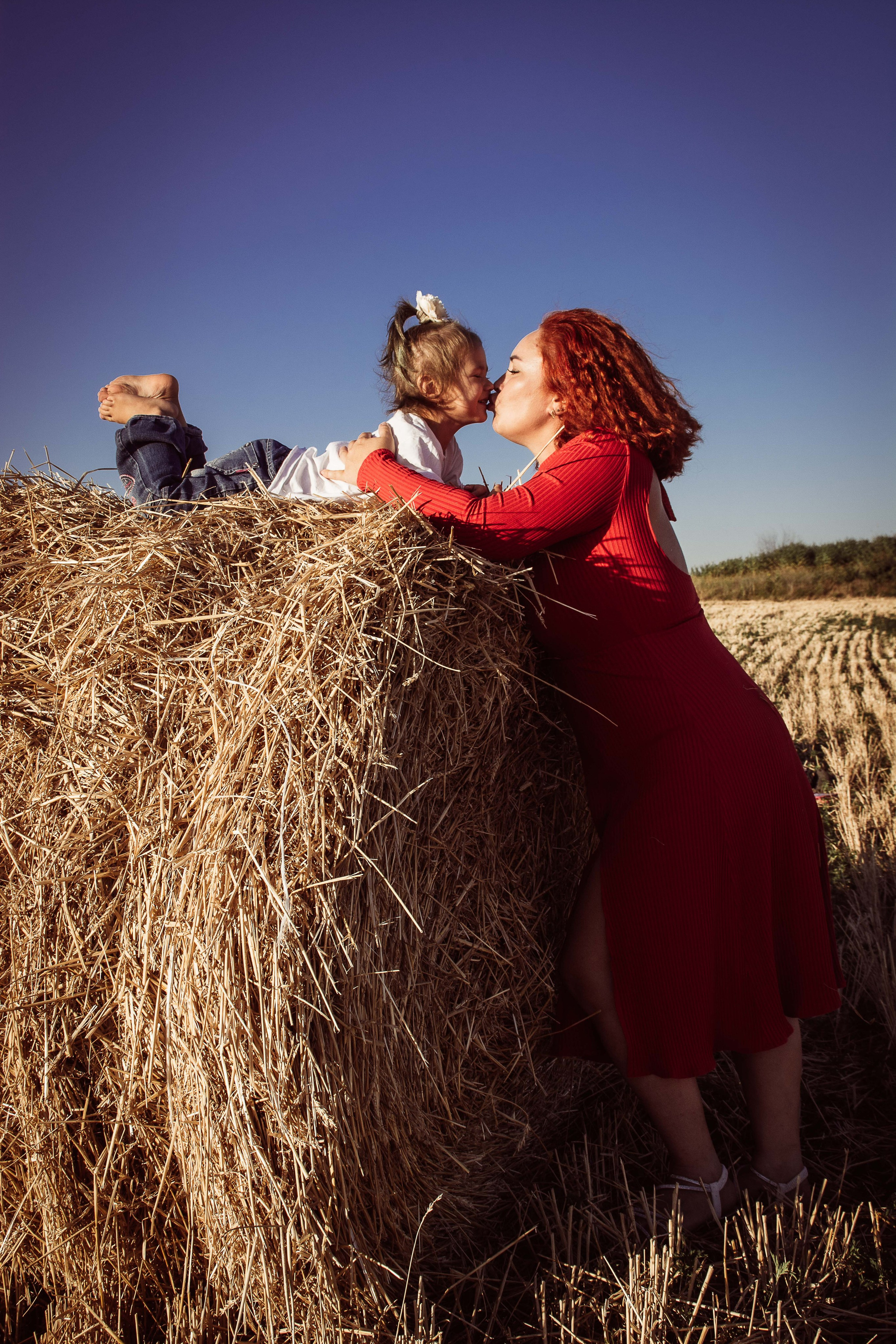 Фотосессия в тюках сена, в соломе. Елена Волкова семейный фотограф в станице Гостагаевской города-курорта Анапа