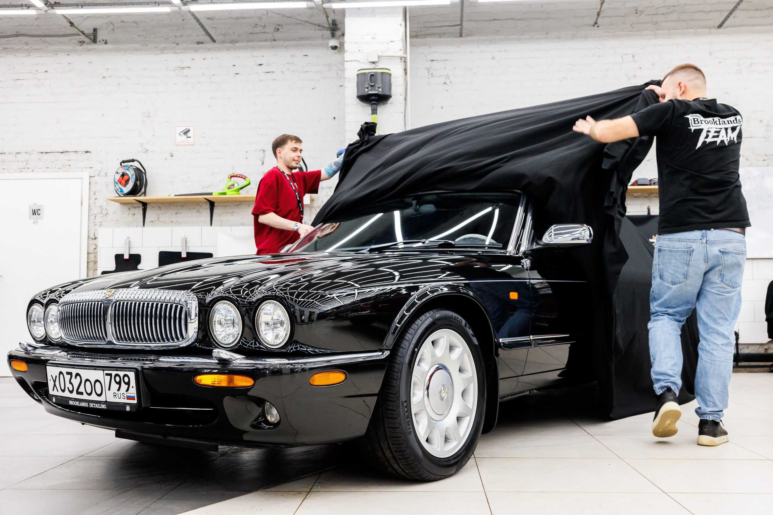 Автомобильная фотографии Daimler Xj8 после работ в Brooklands
