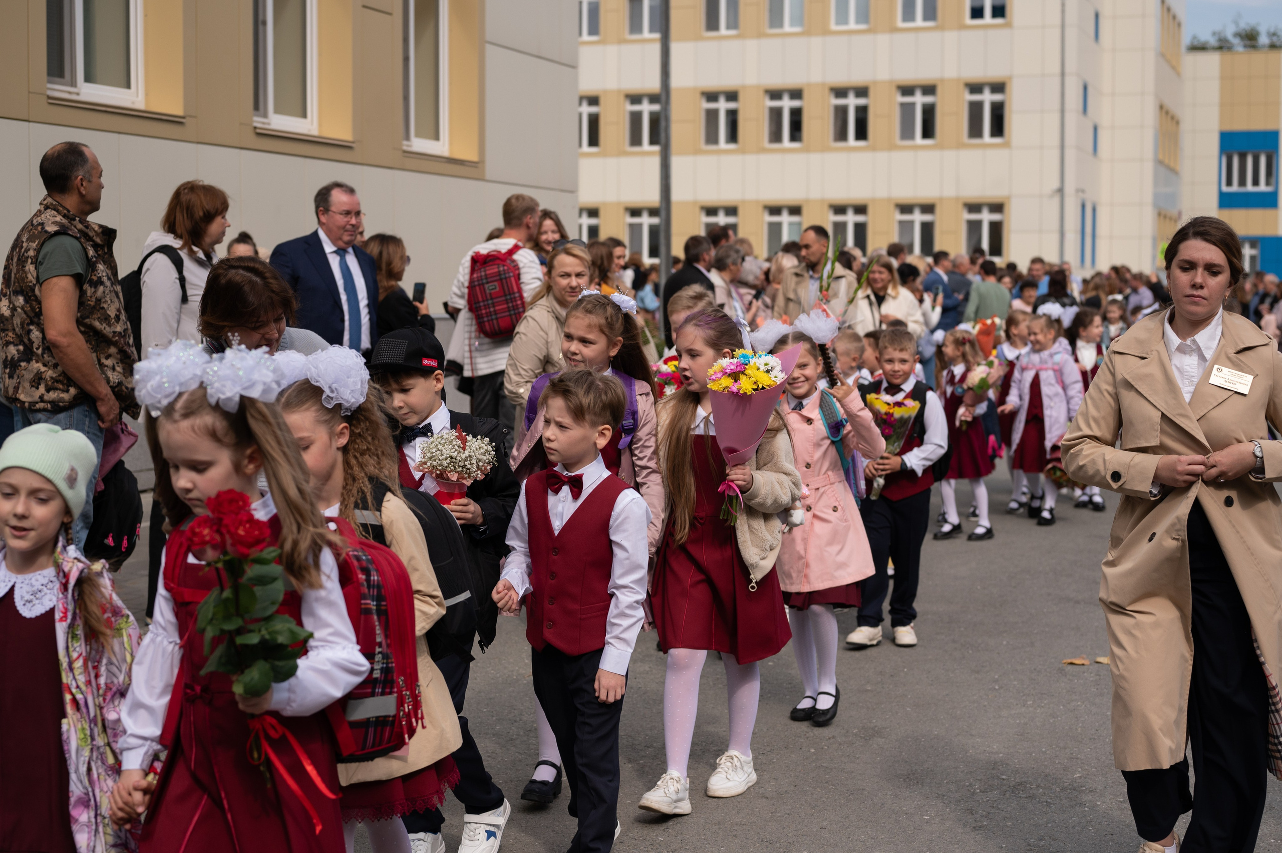 1 сентября 16 гимназия 2 класс (линейка + в классе+ на улице). Фотограф новорожденных, семейный детский в Тюмени Татьяна Морозова