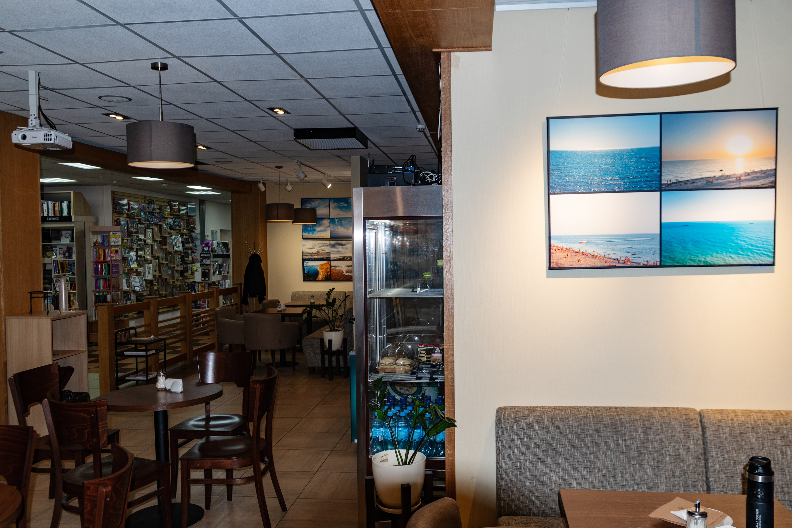 Фотовыставка в Доме книги Абракнигабра (Тверь). Фотограф — оформитель. Москва — Тверь