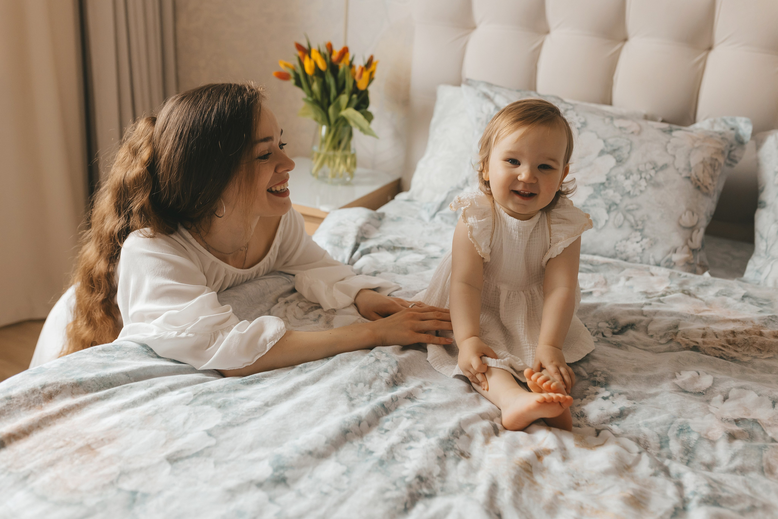 Весенняя домашняя семейная фотосессии мамы с дочками. Семейный и женский фотограф в Москве Надежда Воробьева