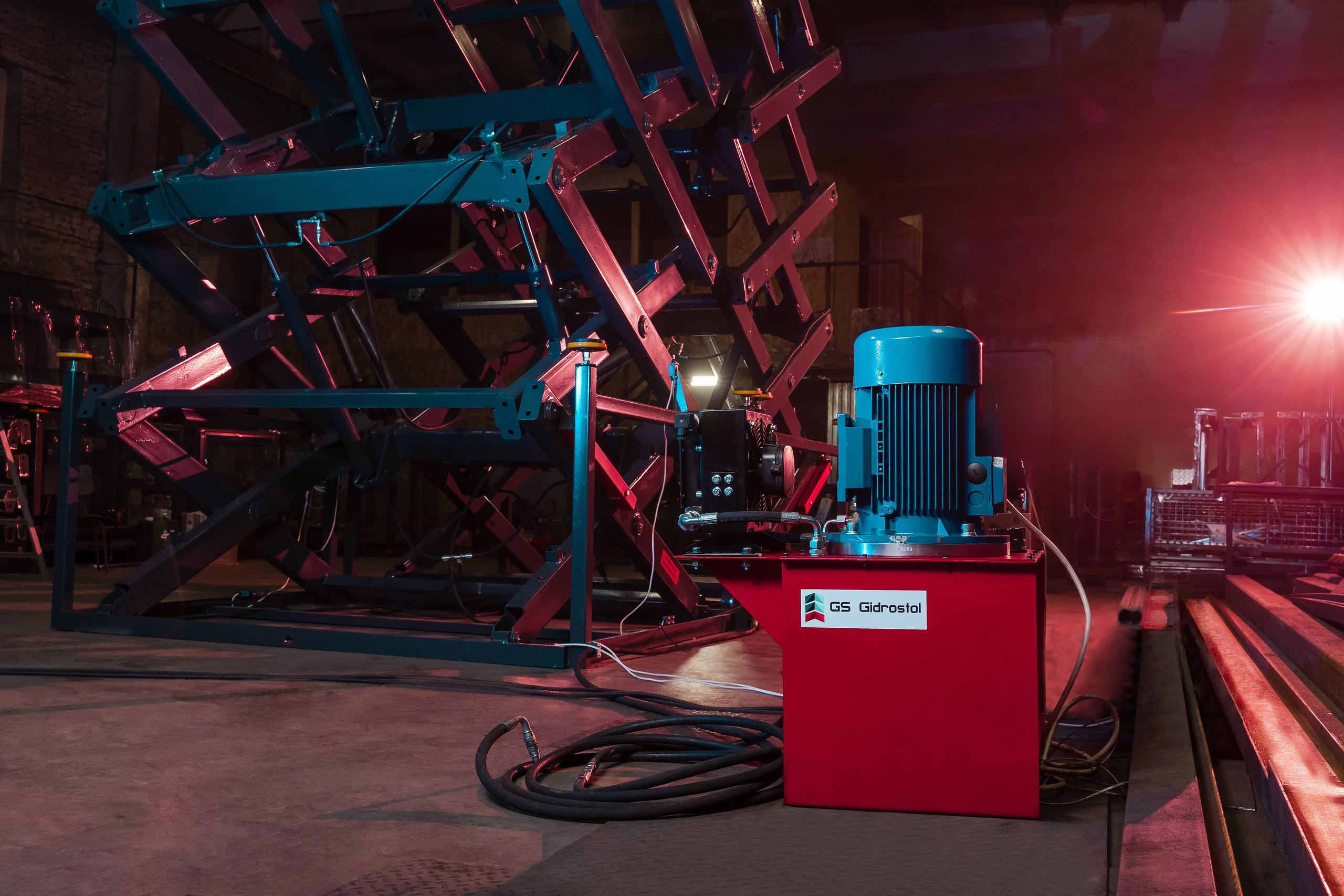 Зона испытаний ножничных подъёмников под нагрузкой на Самарском заводе