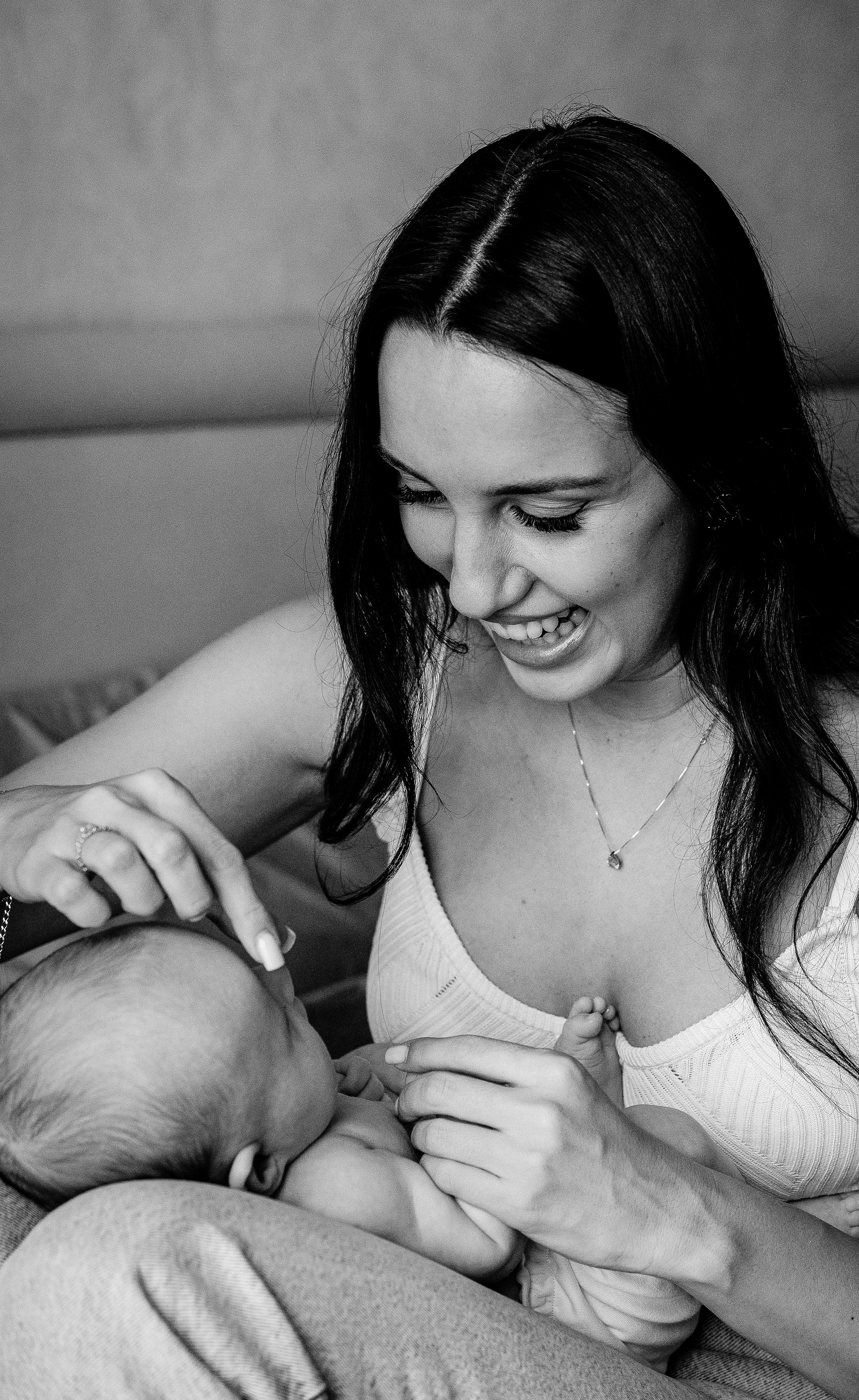 Малышка Зои с мамой и бабушками. Фотограф беременности и семьи, домашние съемки, Ньюборн