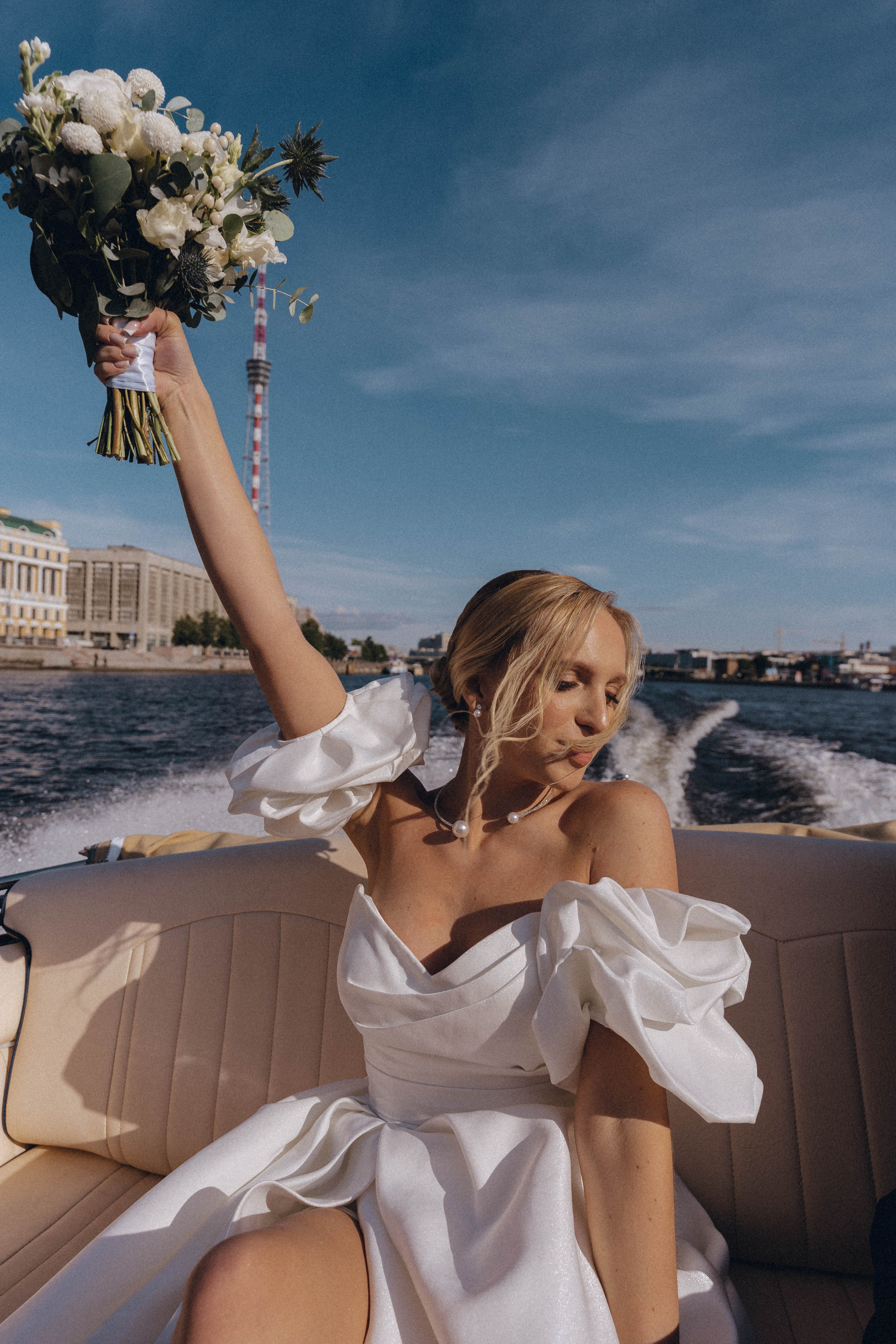 СВАДЕНБНАЯ СЬЕМКА НА КАТЕРЕ ПО КАНАЛАМ САНКТ-ПЕТЕРБУРГА И В АКВАТОРИИ НЕВЫ. Профессиональный фотограф, Санкт-Петербург — Виктория Богомолова