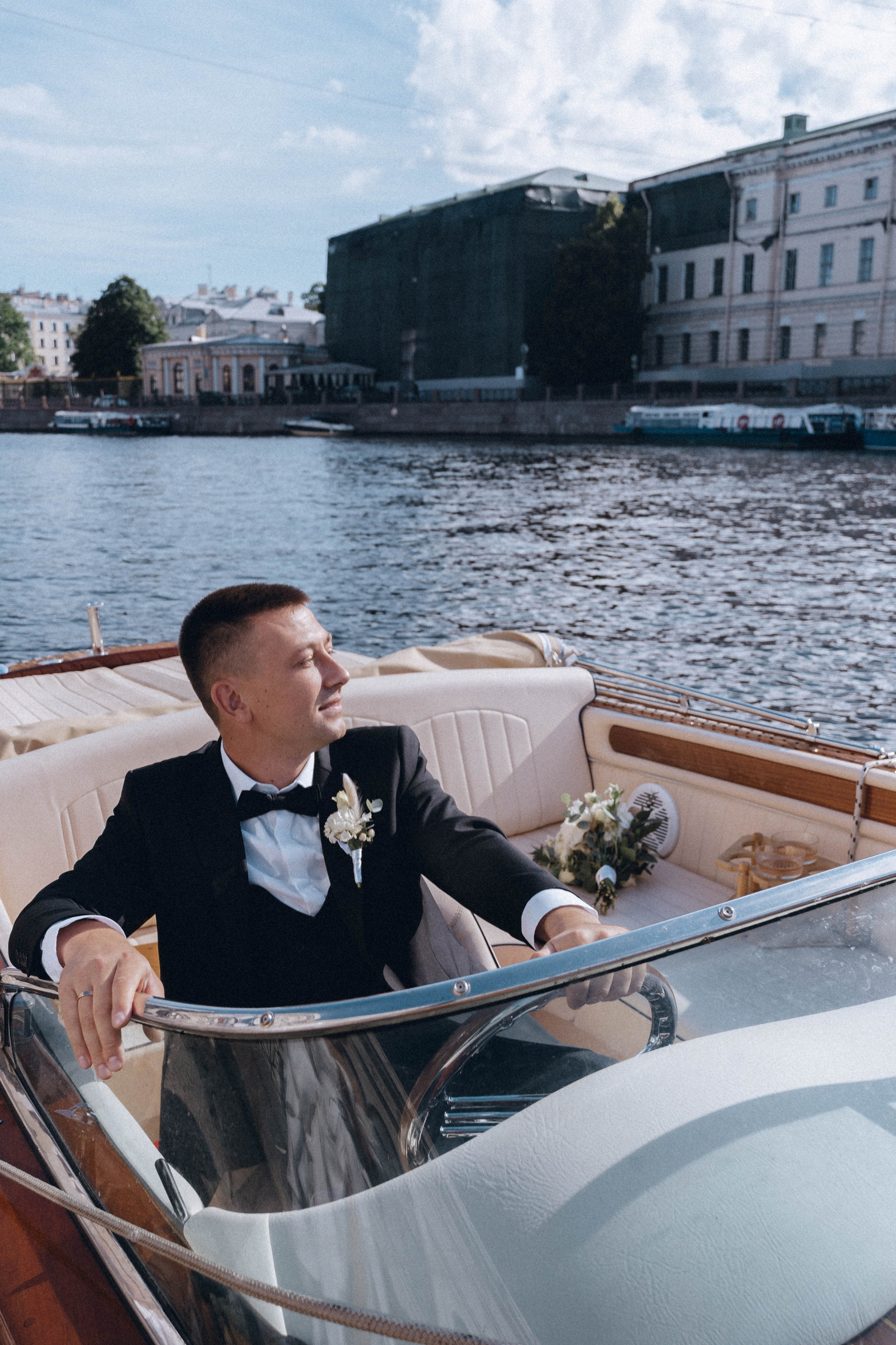 СВАДЕНБНАЯ СЬЕМКА НА КАТЕРЕ ПО КАНАЛАМ САНКТ-ПЕТЕРБУРГА И В АКВАТОРИИ НЕВЫ. Профессиональный фотограф, Санкт-Петербург — Виктория Богомолова