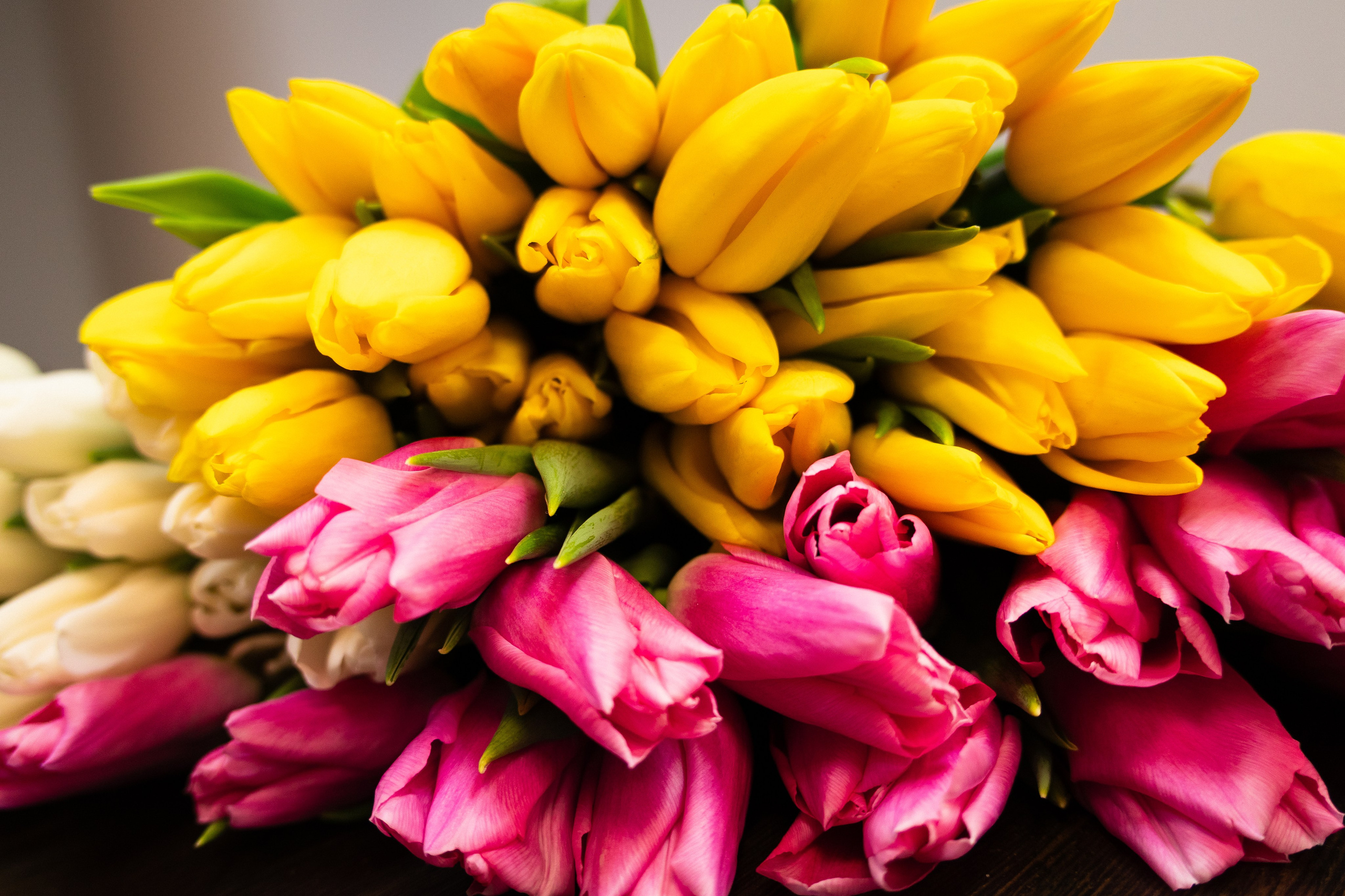 охапка тюльпанов - желтые, розовые, белые