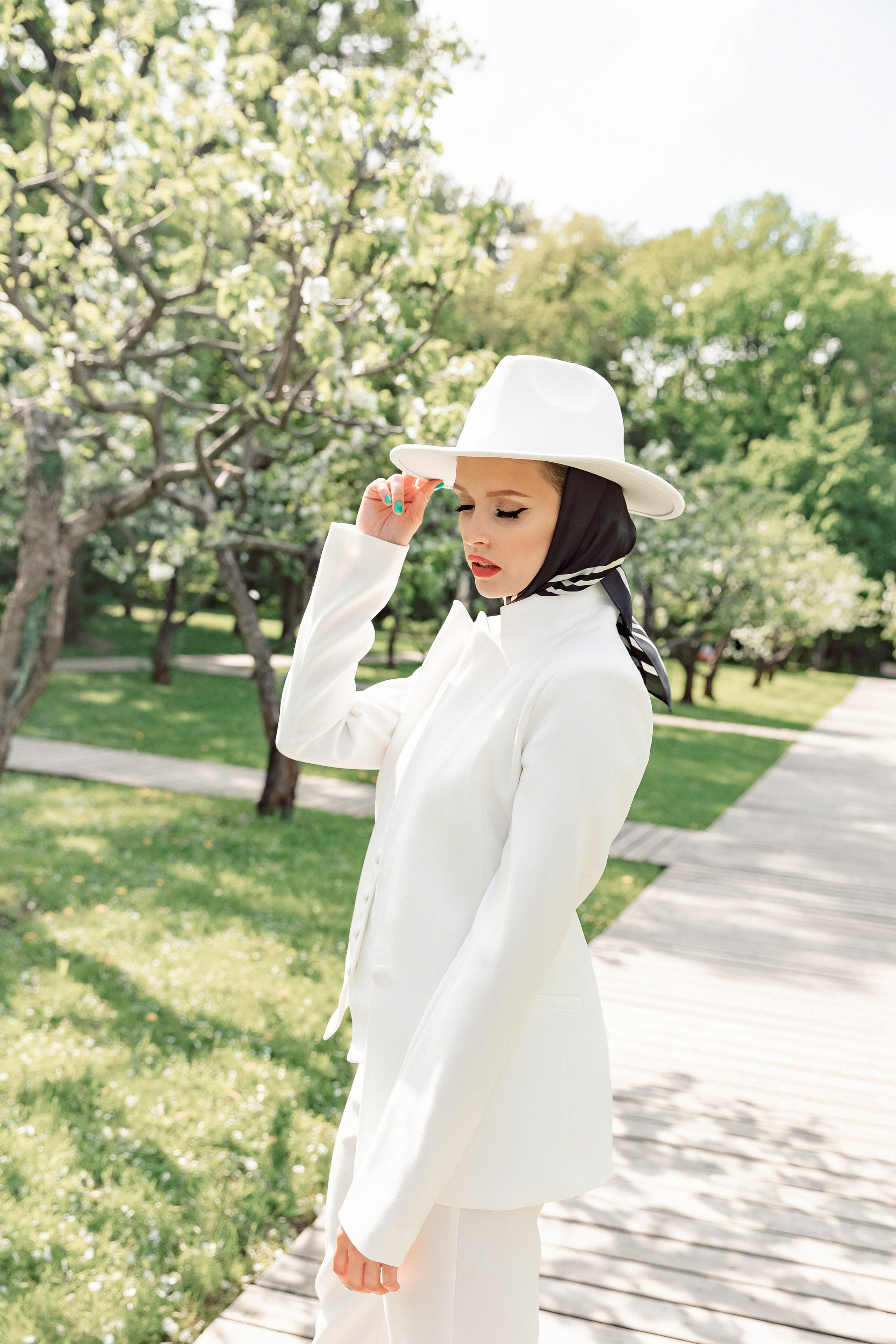 Портретная фотосессия Даши среди яблонь. Свадебный фотограф Москва