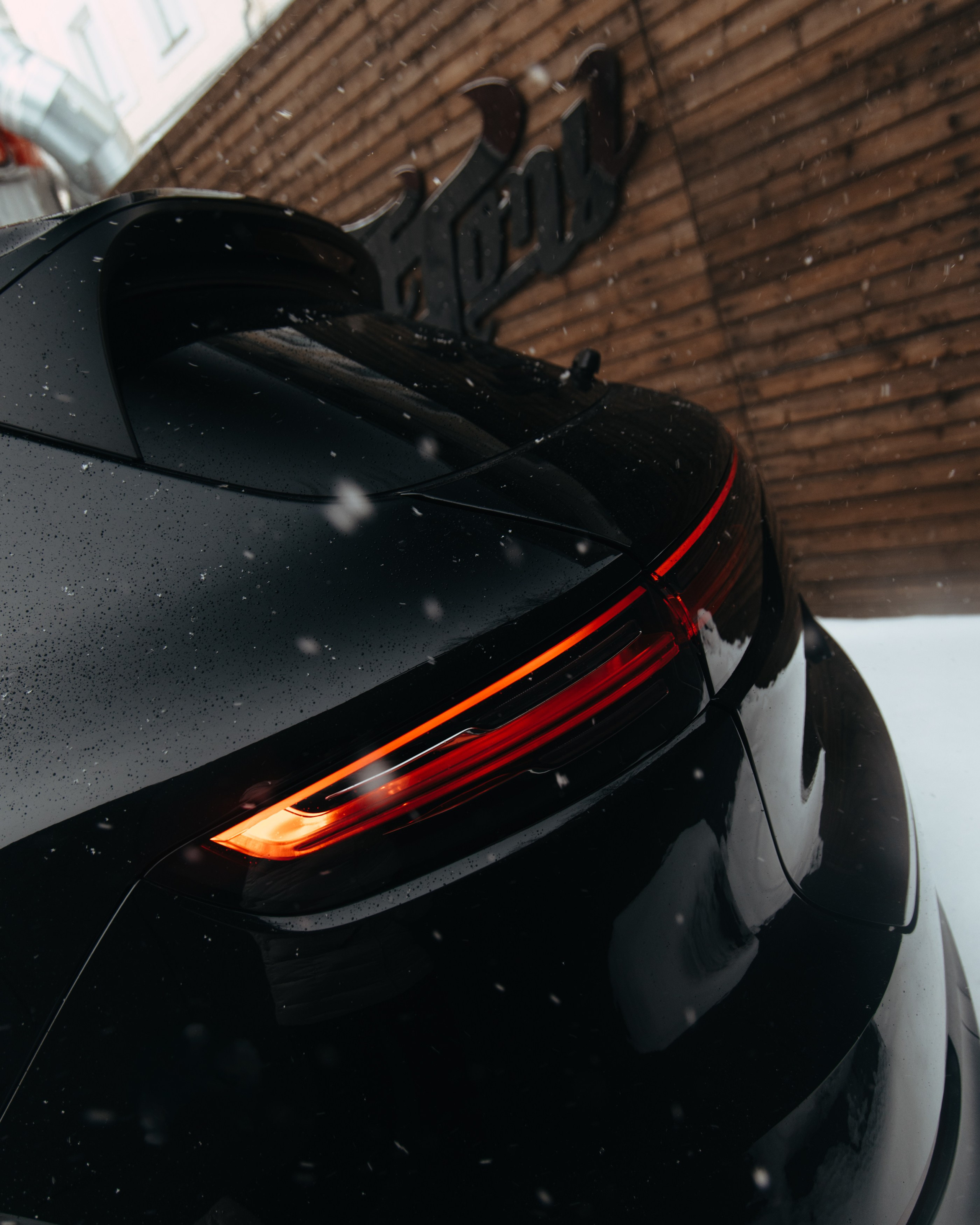 Porsche Сayenne пошив потолка в коричневую алькантару. DeLorein