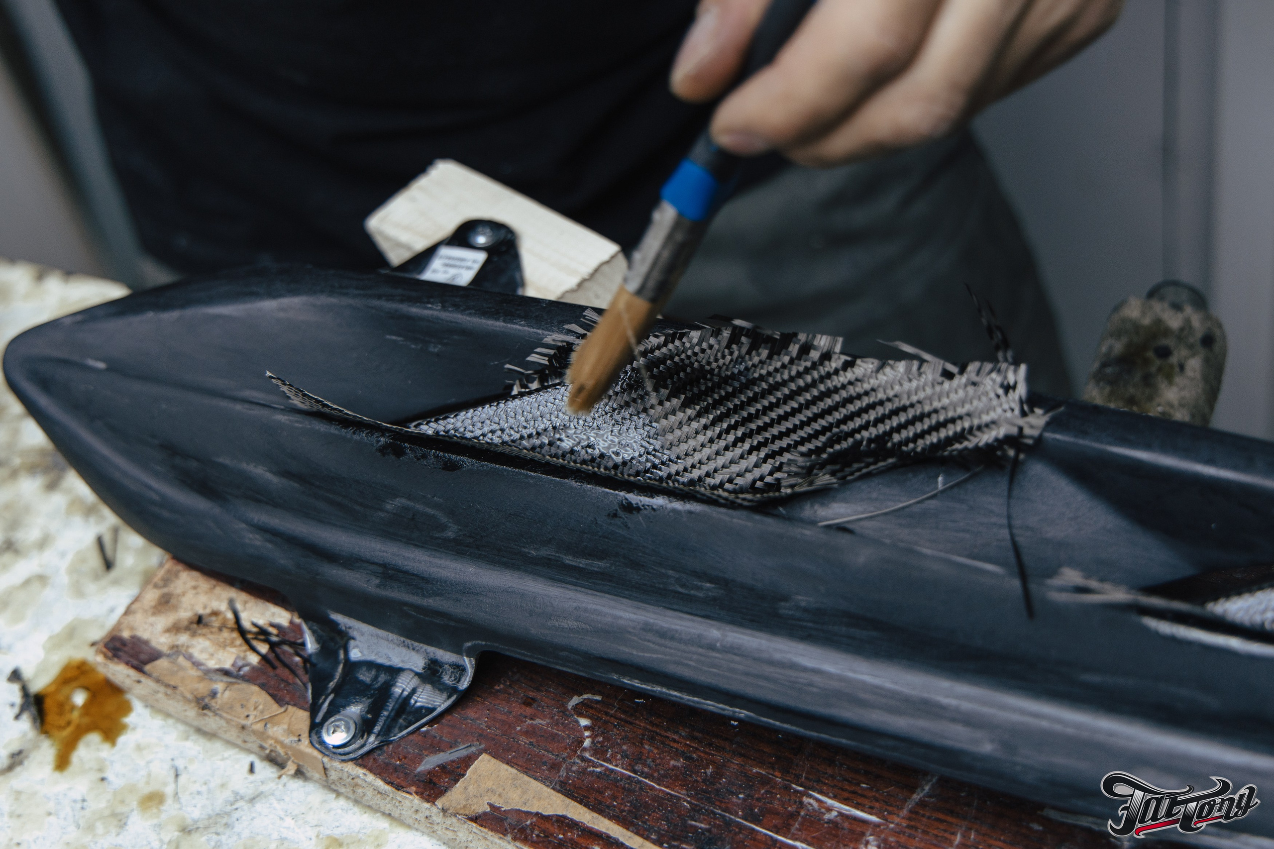 Lamborghini Urus ламинация карбоном вставок в капот, спойлеров, крышки багажника и зеркал. DeLorein