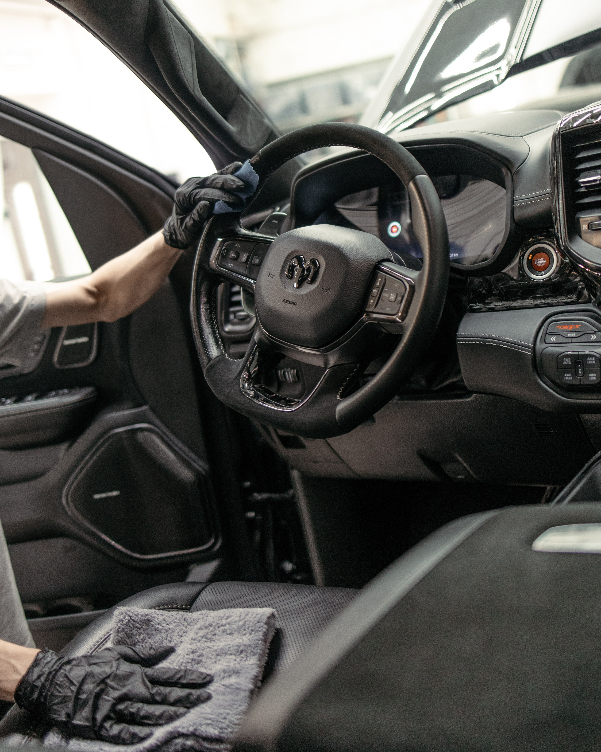 Ram TRX ламинация карбоном внешних элементов кузова, салона и установка распорки. DeLorein