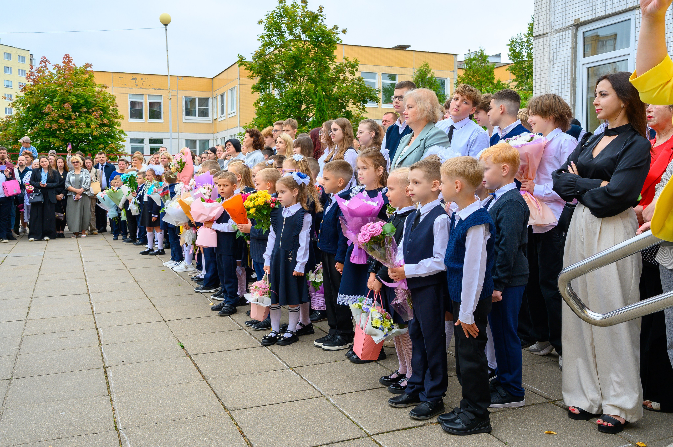 Вот звучит первый звонок, перед этим долгое приготовление к новому этапу в жизни, Яромир идет в школу. Фотоуслуги, услуги фотографа, фотографирование важных событий
