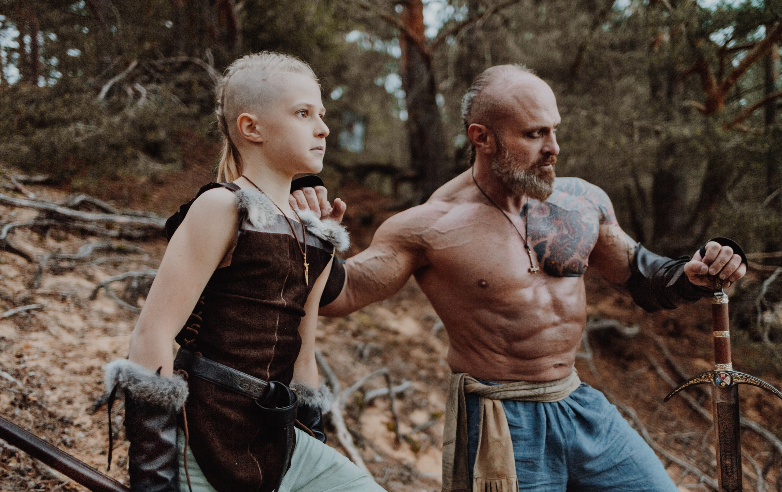 Семейная бодибилдер фотосессия в стиле викинги. Ночная фотосессия среди корней старых деревьев с дымом и огнем.