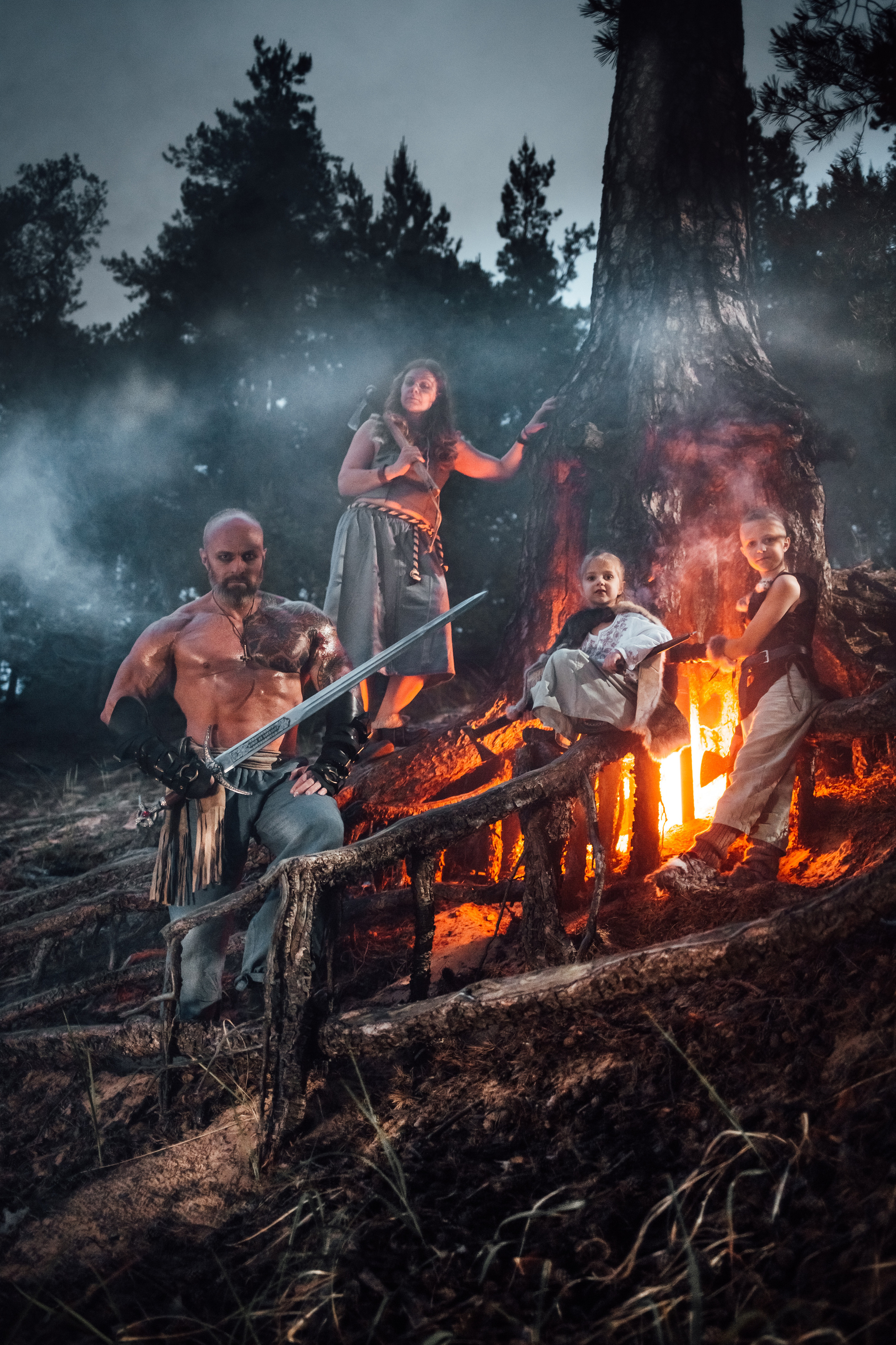 vikings viking Семейная фотосессия в стиле викинги. Ночная фотосессия с дымом и огнем.