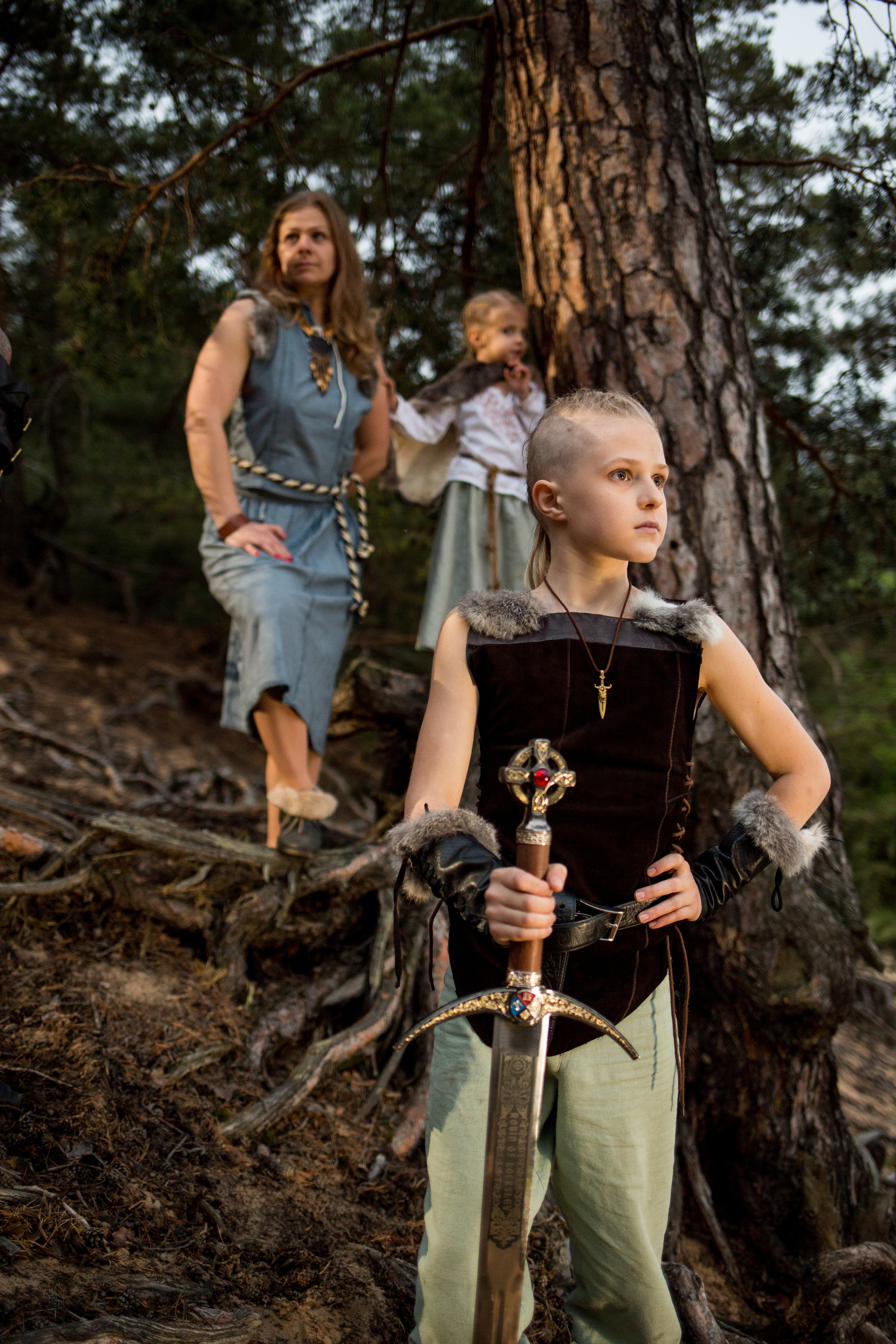 бодибилдер фотосессия в стиле викинги. Ночная фотосессия среди корней старых деревьев с дымом и огнем.