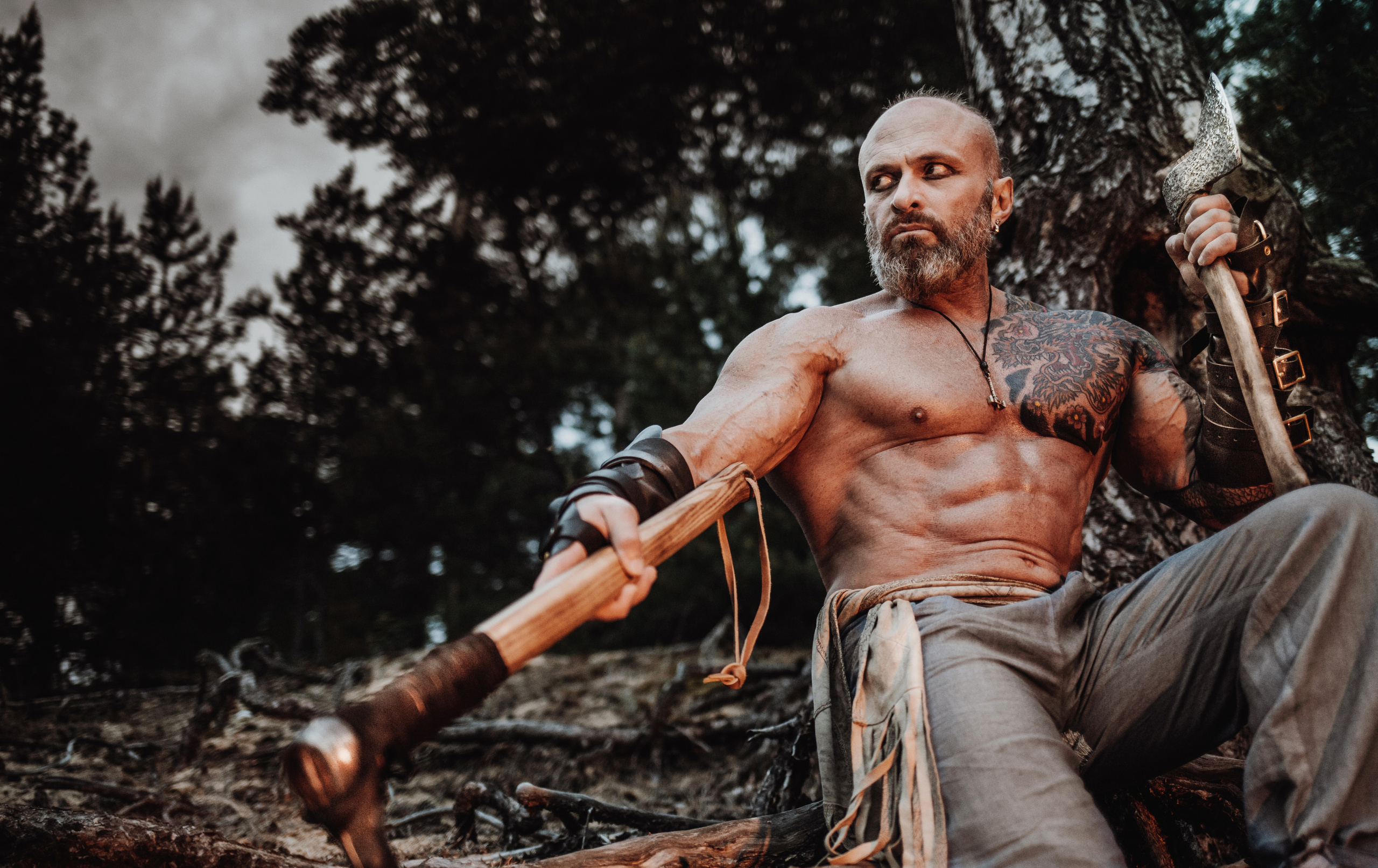 бодибилдер фотосессия в стиле викинги. Ночная фотосессия с дымом и огнем.