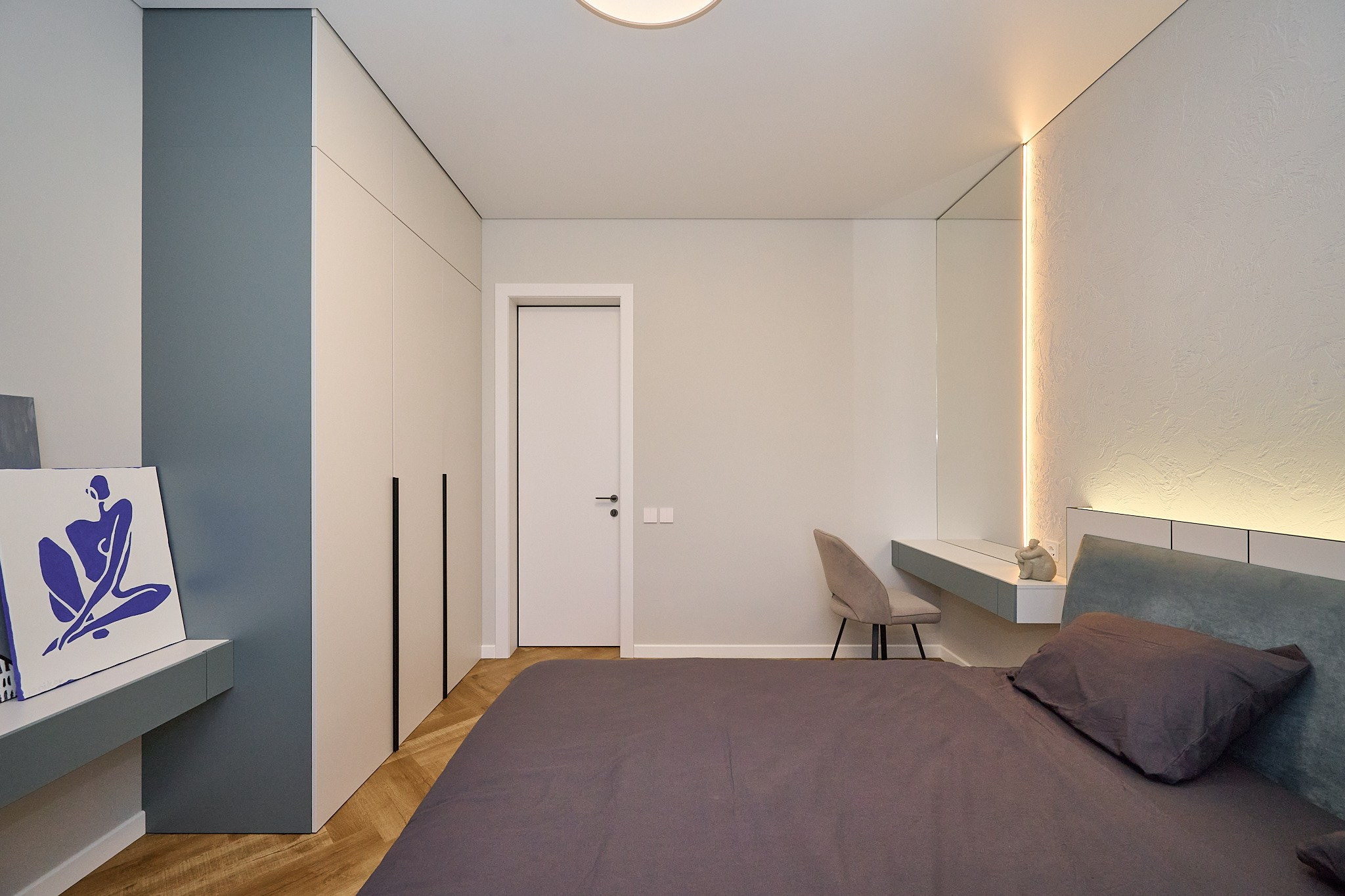 большой светлый шкаф столик со стулом 