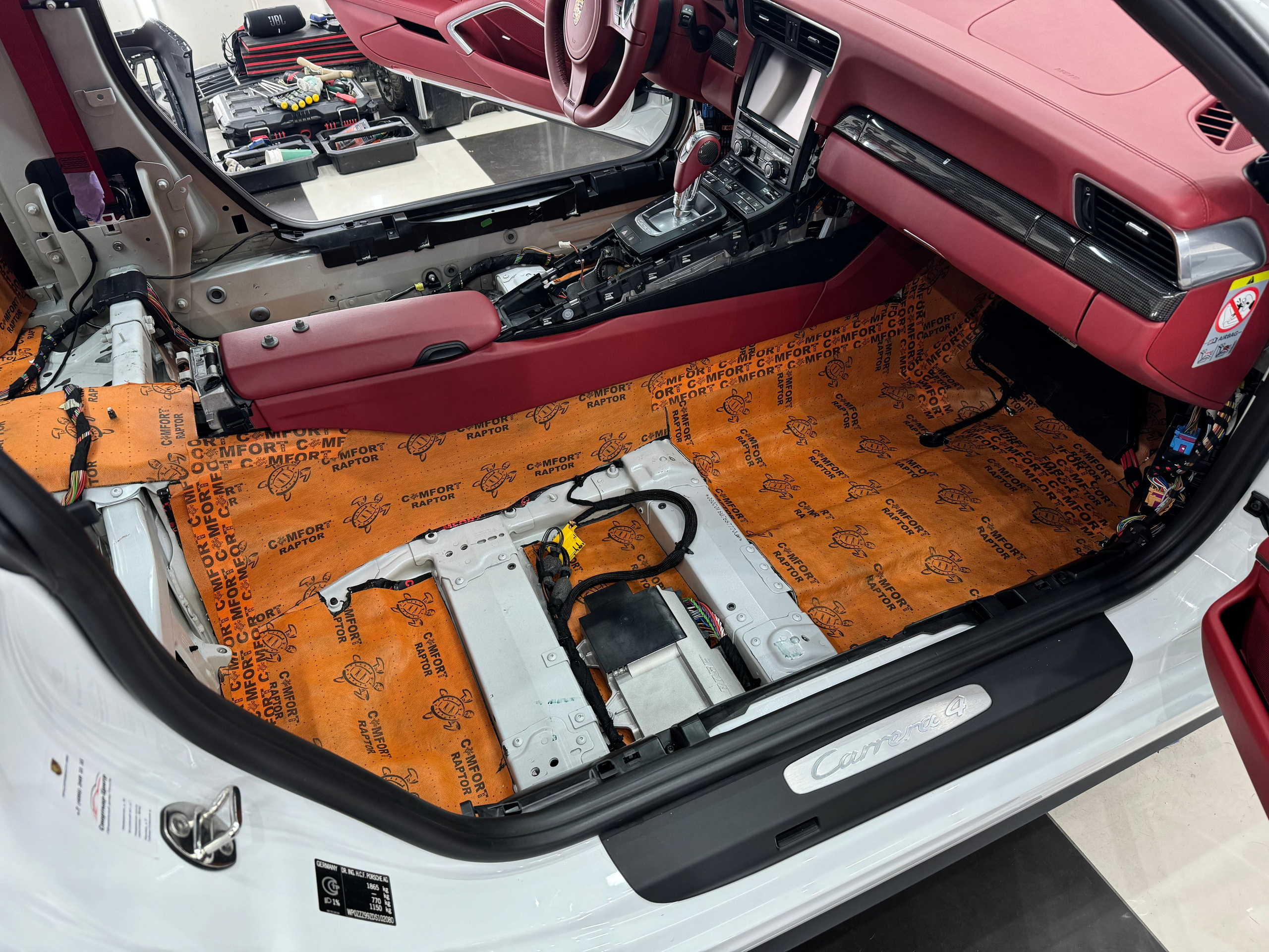 Сделать шумоизоляцию. Студия дизайна и оклейки авто Barmaley Design