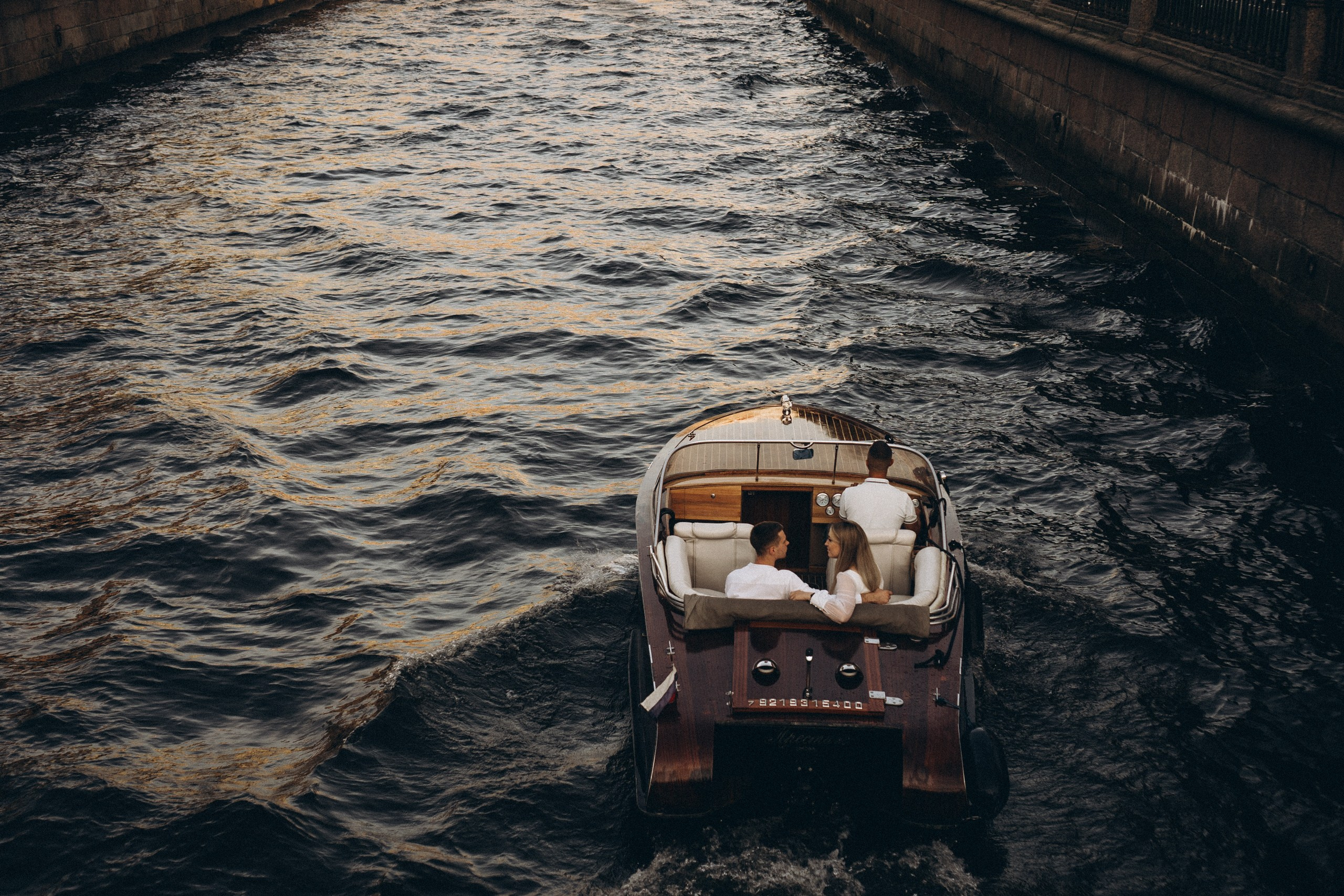 СВАДЕНБНАЯ СЬЕМКА НА КАТЕРЕ ПО КАНАЛАМ САНКТ-ПЕТЕРБУРГА И В АКВАТОРИИ НЕВЫ. Профессиональный фотограф, Санкт-Петербург — Виктория Богомолова