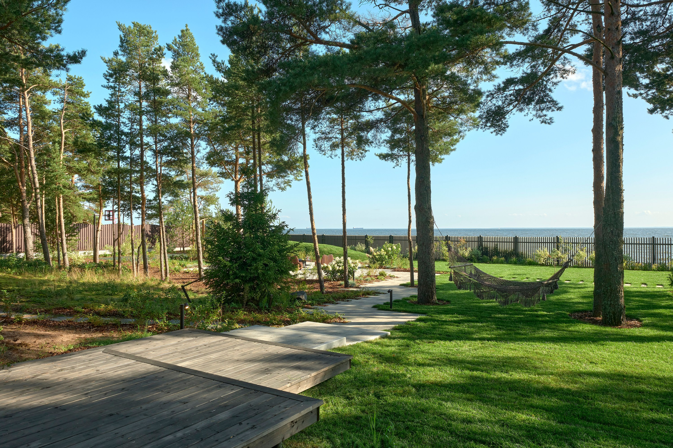 Ландшафтный и интерьерный фотограф Наталья Соловьева. Фотосъемка сада в КП Золотые пески для ландшафтной компании Хвоя | interioto