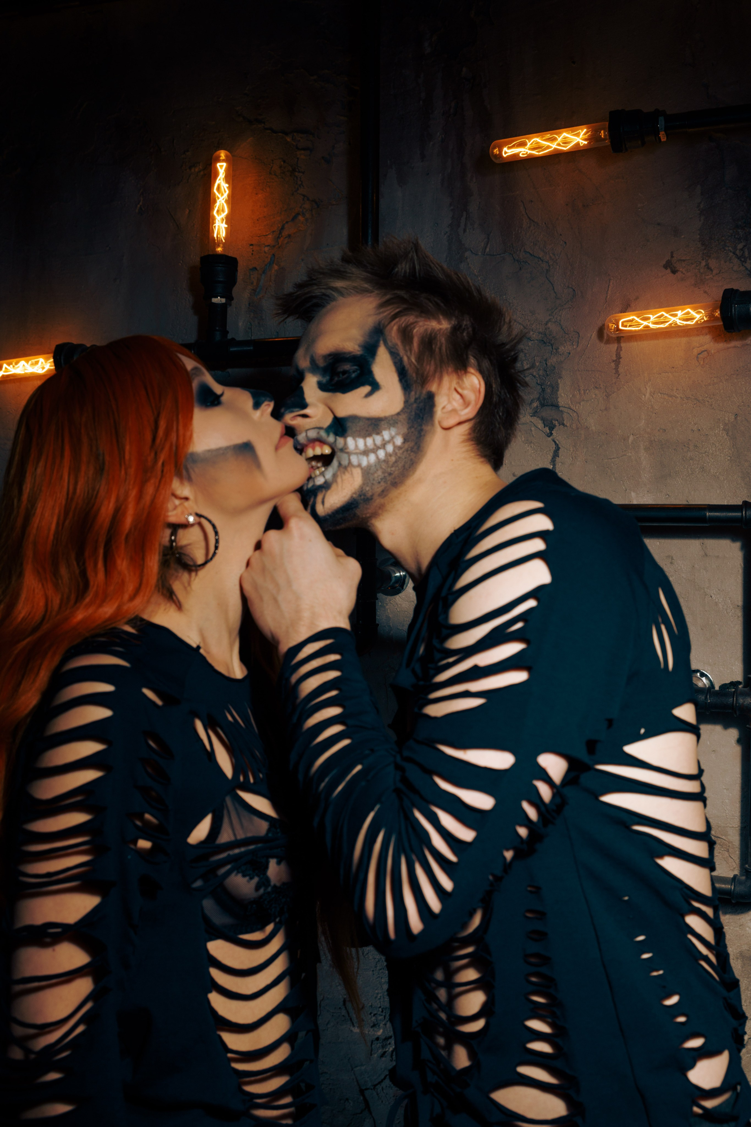 День мертвых хэллуин парень и девушка в гриме скелета вечеринка 